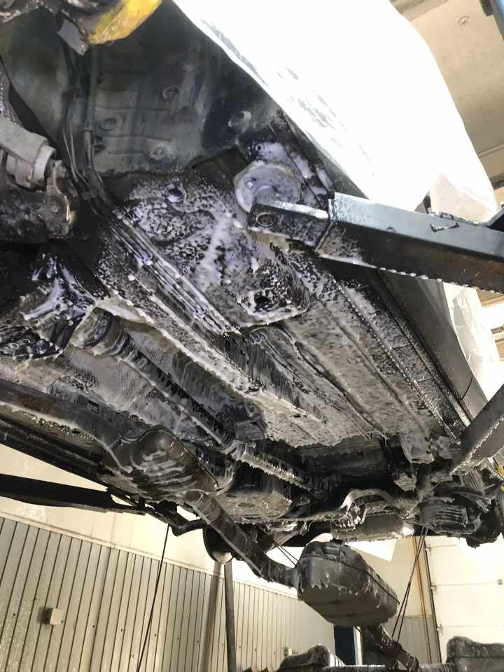 Автомобиль Audi Q5, этап: Мойка днища и арок автомобилей с пробегом более 500км и/или наличием стойких загрязнений. Антикоррозийная обработка в Москве и МО — НеРыжий