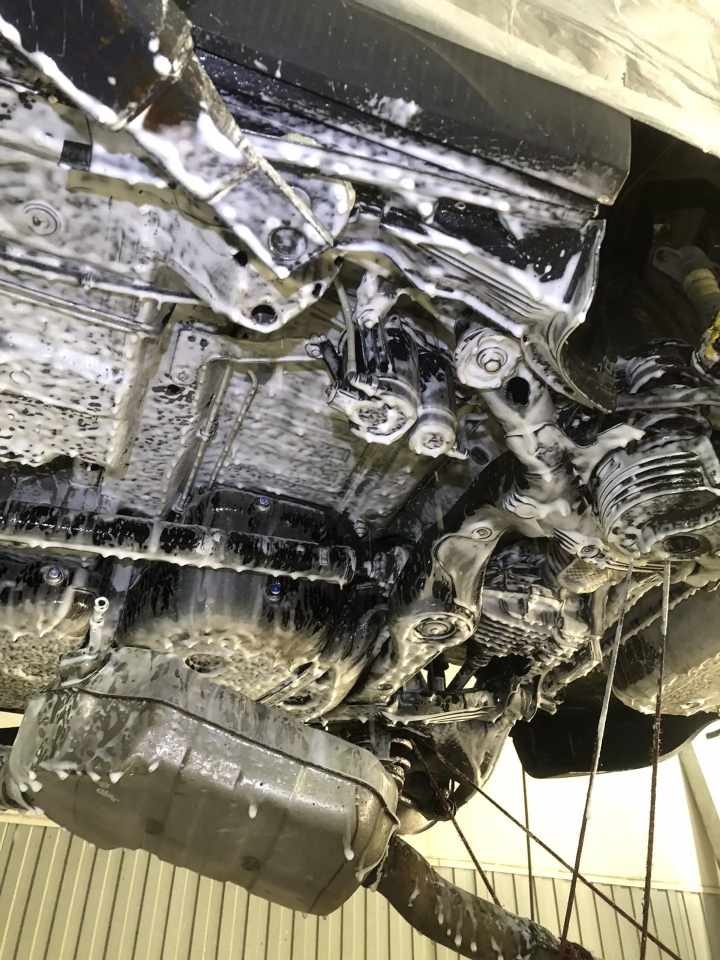 Автомобиль Audi Q5, этап: Мойка днища и арок автомобилей с пробегом более 500км и/или наличием стойких загрязнений. Антикоррозийная обработка в Москве и МО — НеРыжий