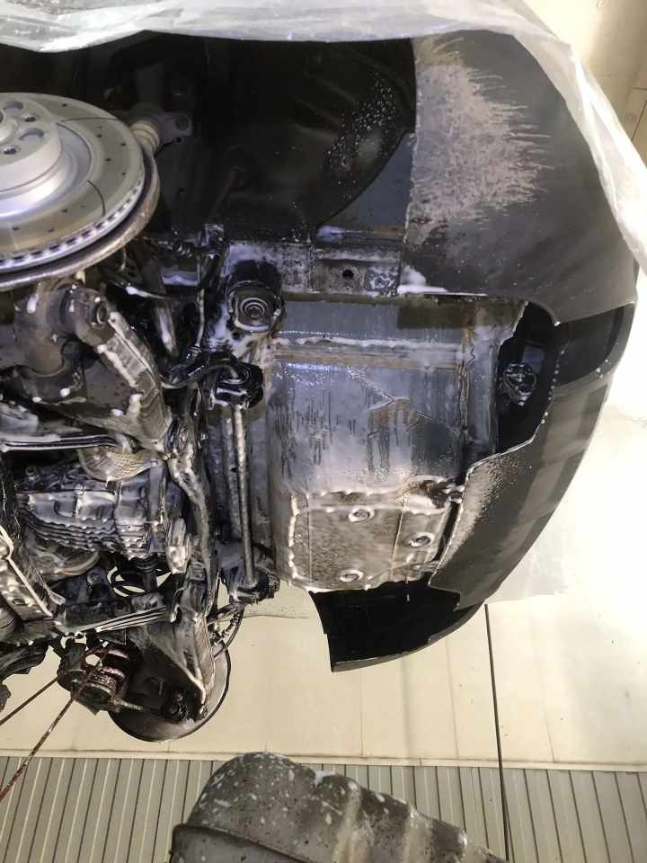 Автомобиль Audi Q5, этап: Мойка днища и арок автомобилей с пробегом более 500км и/или наличием стойких загрязнений. Антикоррозийная обработка в Москве и МО — НеРыжий