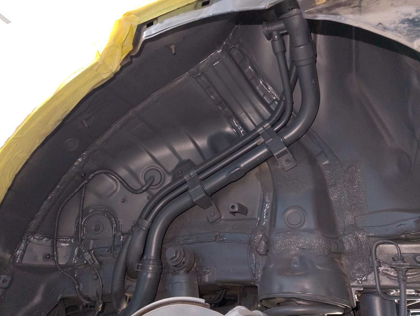 Автомобиль Hyundai Santa Fe IV (TM), этап: Грунтование очищенных поверхностей. Антикоррозийная обработка в Москве и МО — НеРыжий