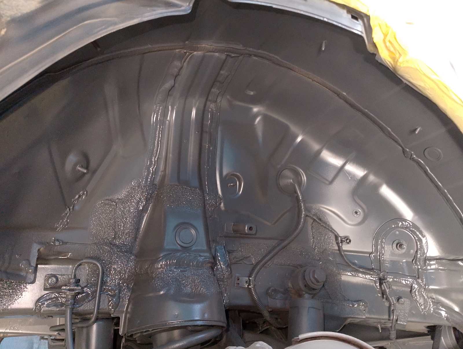 Автомобиль Hyundai Santa Fe IV (TM), этап: Грунтование очищенных поверхностей. Антикоррозийная обработка в Москве и МО — НеРыжий