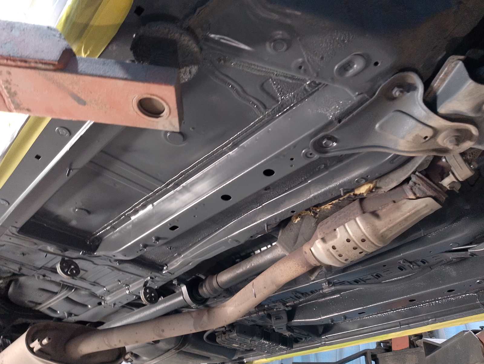 Автомобиль Hyundai Santa Fe IV (TM), этап: Грунтование очищенных поверхностей. Антикоррозийная обработка в Москве и МО — НеРыжий