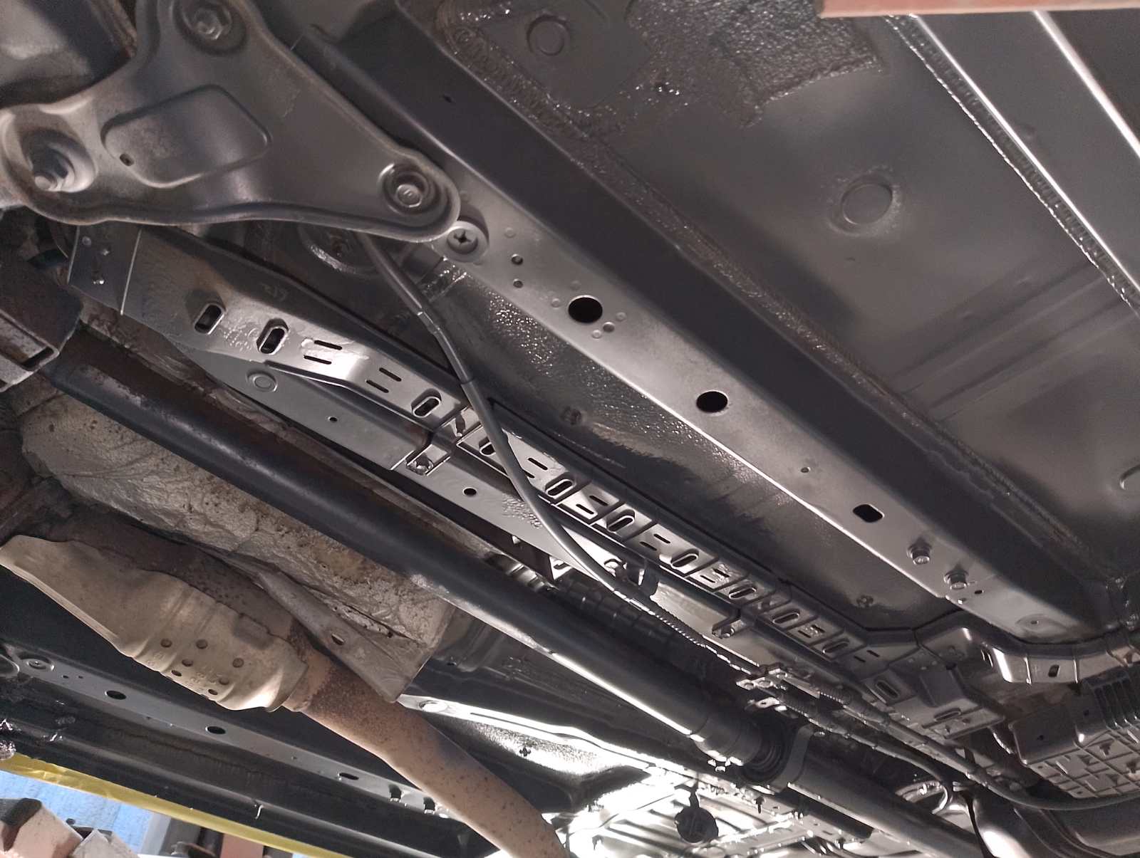 Автомобиль Hyundai Santa Fe IV (TM), этап: Грунтование очищенных поверхностей. Антикоррозийная обработка в Москве и МО — НеРыжий