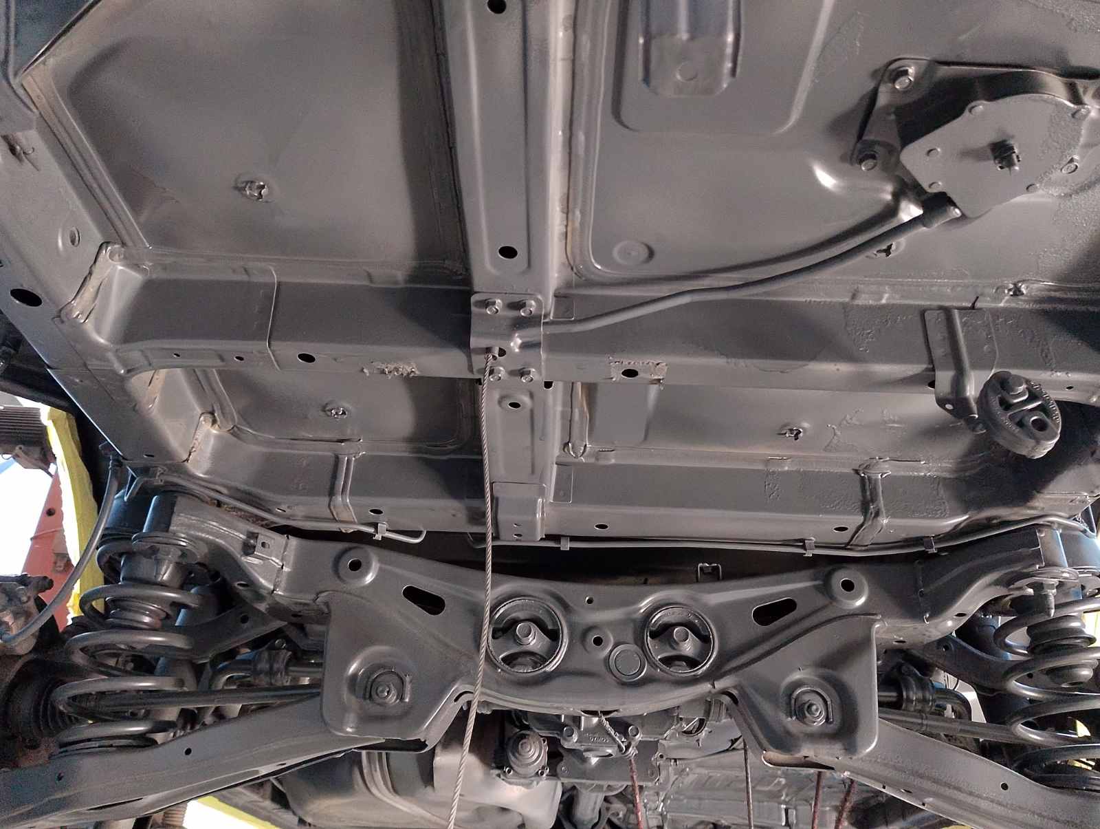 Автомобиль Hyundai Santa Fe IV (TM), этап: Грунтование очищенных поверхностей. Антикоррозийная обработка в Москве и МО — НеРыжий