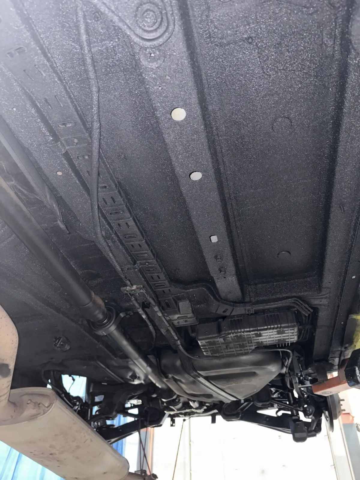 Автомобиль Hyundai Santa Fe IV (TM), этап: Распыляемый герметик. Антикоррозийная обработка в Москве и МО — НеРыжий