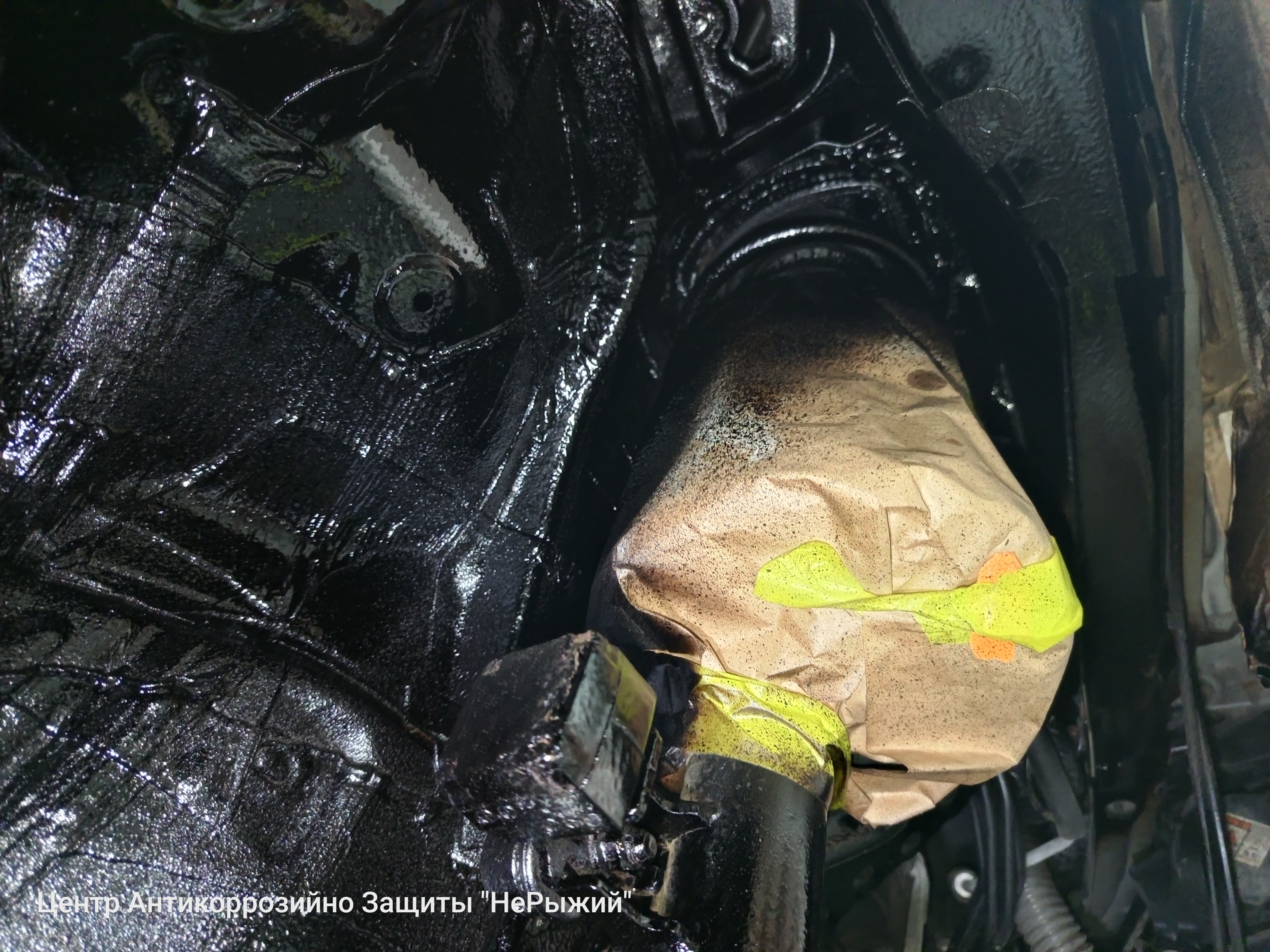Автомобиль Mazda CX-5, этап: Нанесение антикоррозийного состава на обрабатываемые поверхности. Антикоррозийная обработка в Москве и МО — НеРыжий
