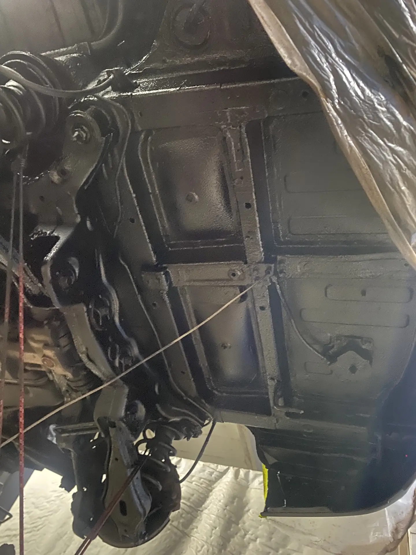 Автомобиль Kia Sorento III (UM), этап: Нанесение антикоррозийного состава на обрабатываемые поверхности. Антикоррозийная обработка в Москве и МО — НеРыжий