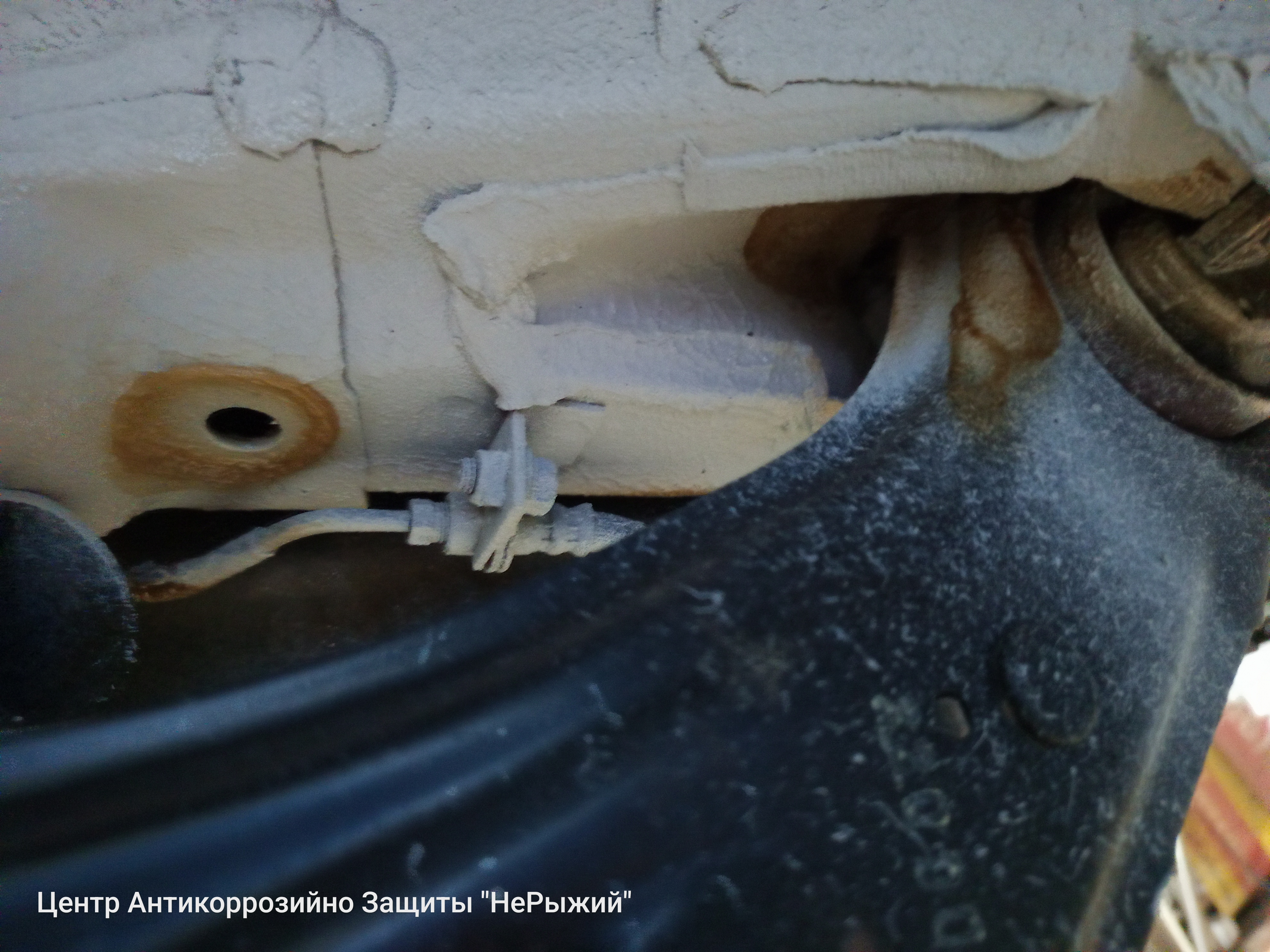 Автомобиль Mitsubishi Outlander IV, этап: Обработка скрытых полостей.. Антикоррозийная обработка в Москве и МО — НеРыжий