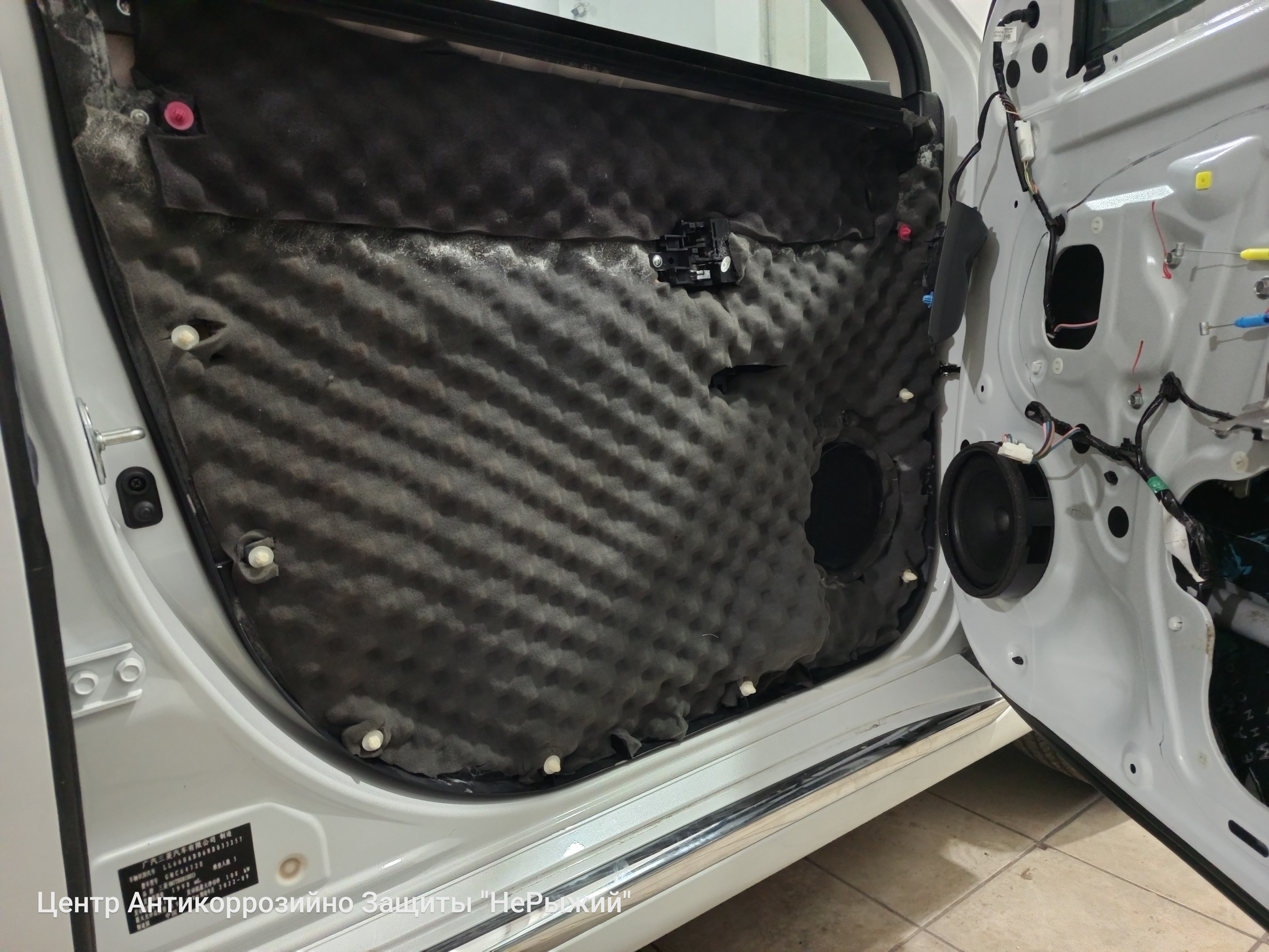 Автомобиль Mitsubishi Outlander IV, этап: Монтаж шумоизоляции. Антикоррозийная обработка в Москве и МО — НеРыжий
