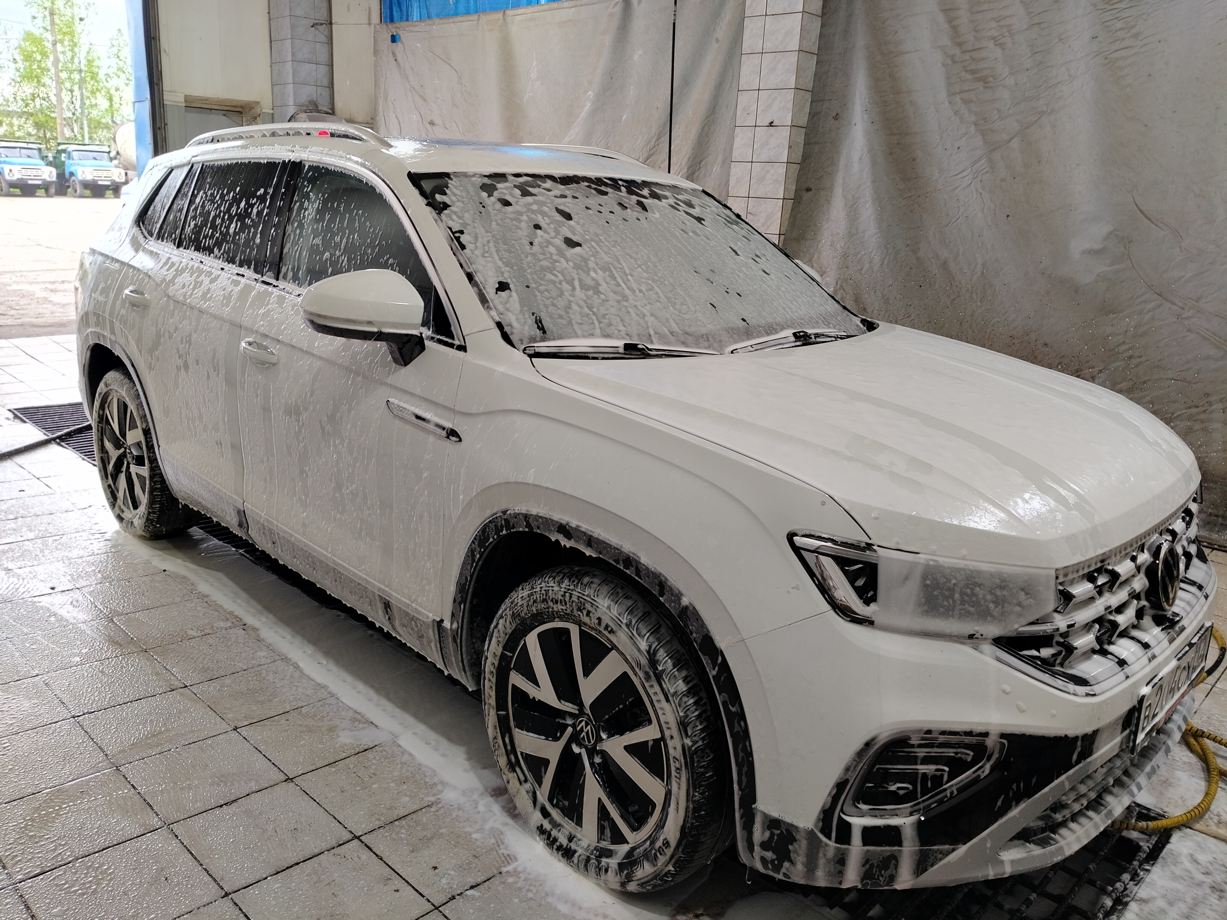 Автомобиль Volkswagen Tayron, этап: Техническая мойка кузова. Антикоррозийная обработка в Москве и МО — НеРыжий