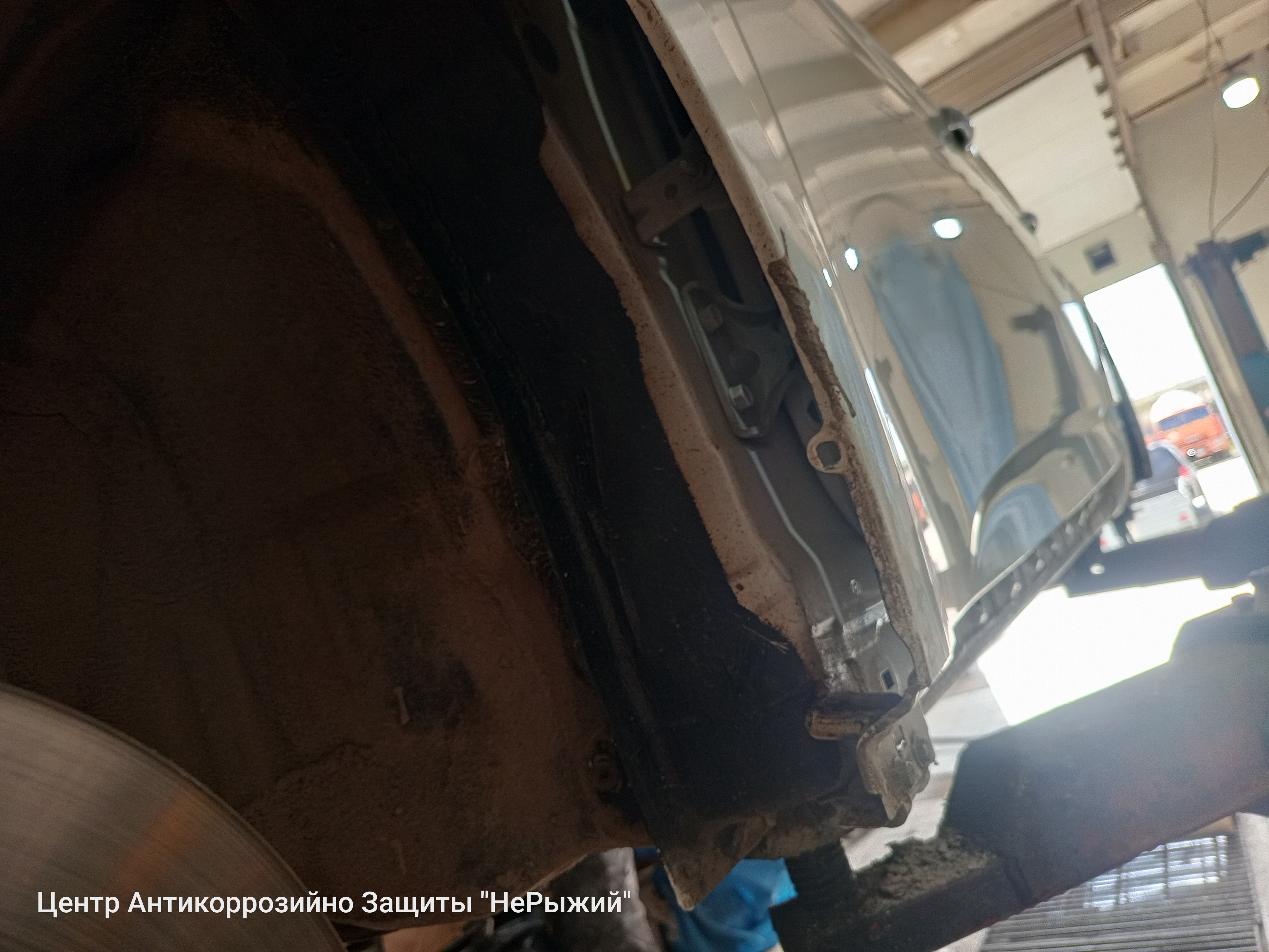 Автомобиль Hyundai i40, этап: Мойка днища и арок автомобилей с пробегом более 500км и/или наличием стойких загрязнений. Антикоррозийная обработка в Москве и МО — НеРыжий