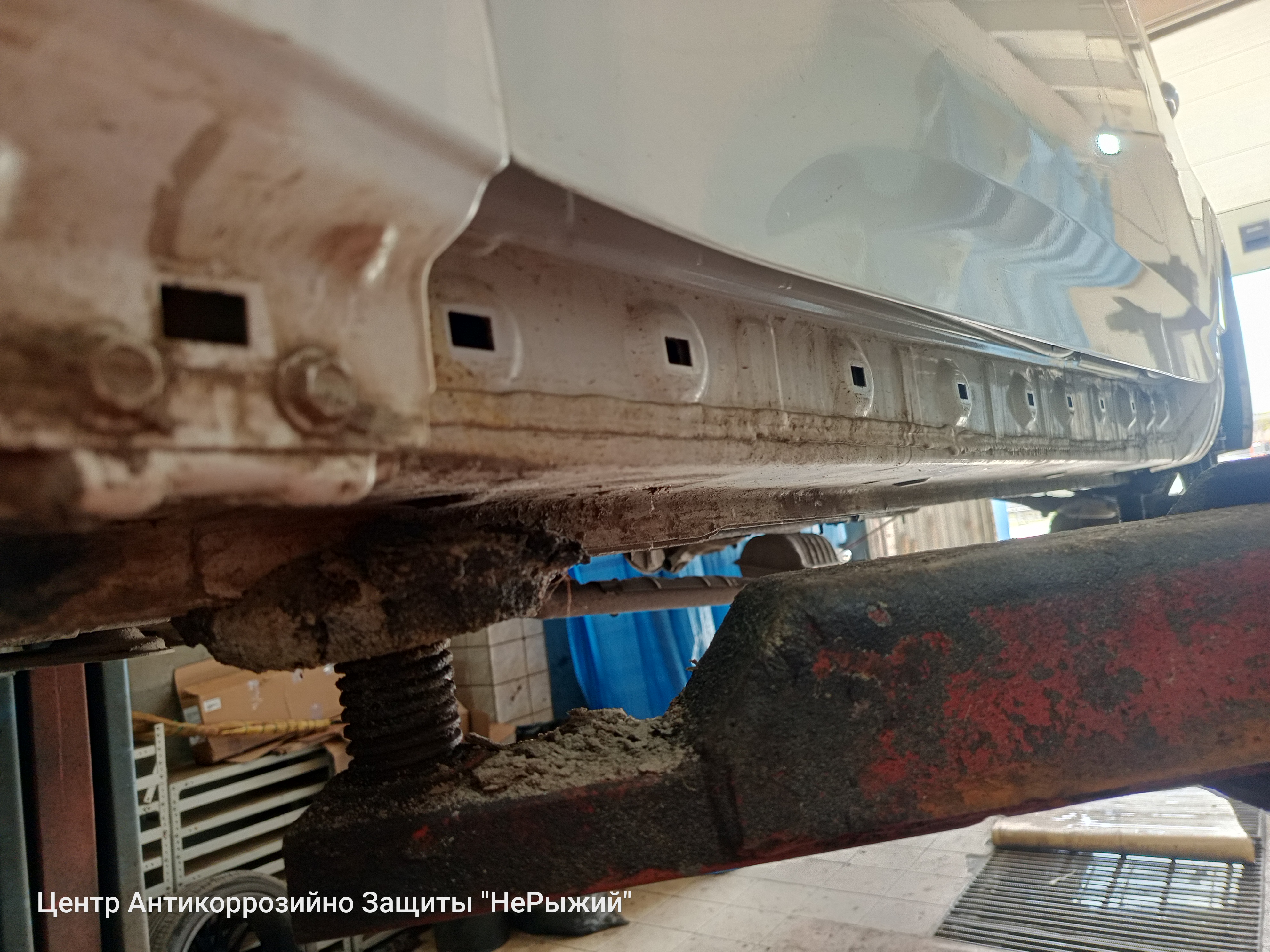 Автомобиль Hyundai i40, этап: Мойка днища и арок автомобилей с пробегом более 500км и/или наличием стойких загрязнений. Антикоррозийная обработка в Москве и МО — НеРыжий