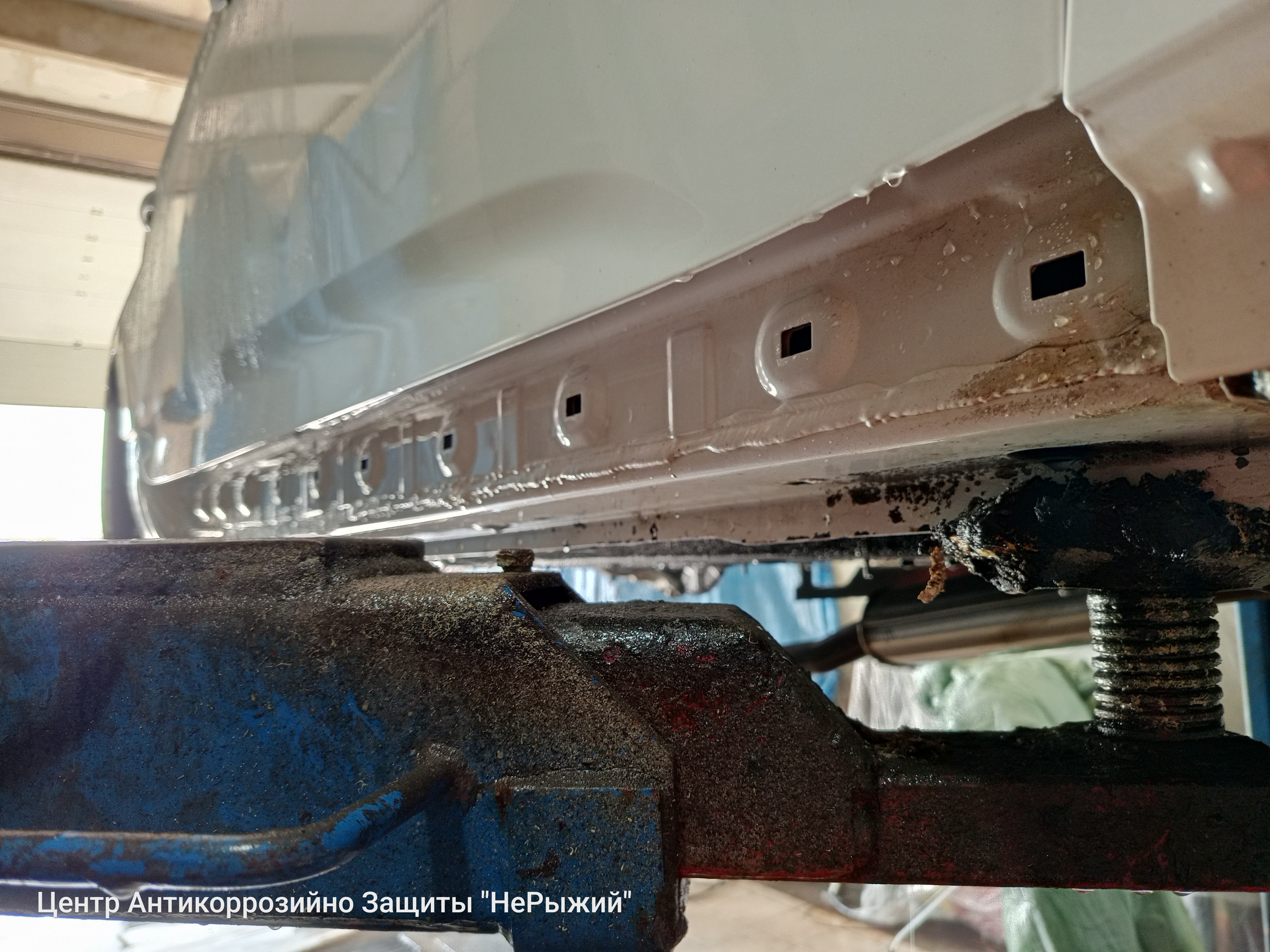 Автомобиль Hyundai i40, этап: Мойка днища и арок автомобилей с пробегом более 500км и/или наличием стойких загрязнений. Антикоррозийная обработка в Москве и МО — НеРыжий