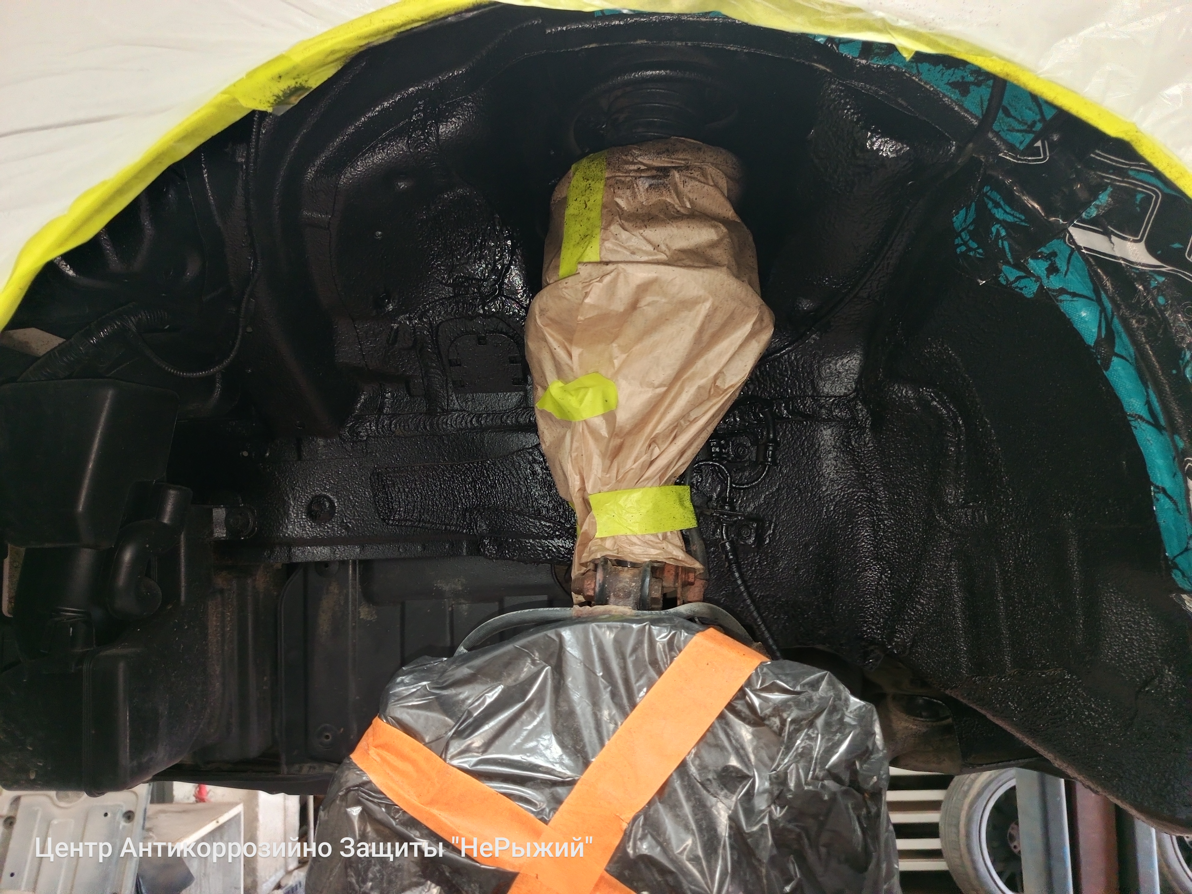 Автомобиль Hyundai i40, этап: Нанесение антикоррозийного состава на обрабатываемые поверхности. Антикоррозийная обработка в Москве и МО — НеРыжий