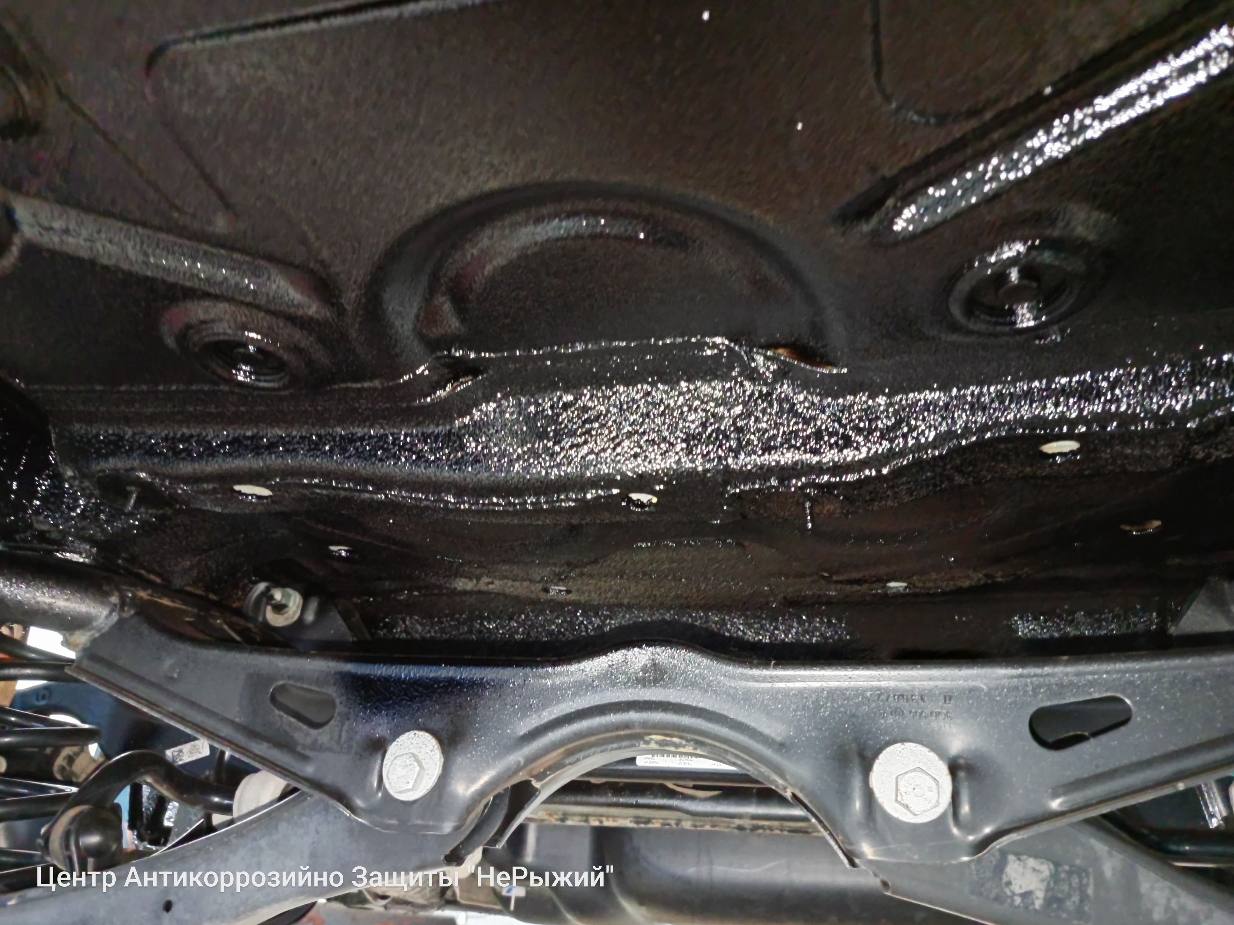 Автомобиль Volkswagen Tayron, этап: Нанесение антикоррозийного состава на обрабатываемые поверхности. Антикоррозийная обработка в Москве и МО — НеРыжий