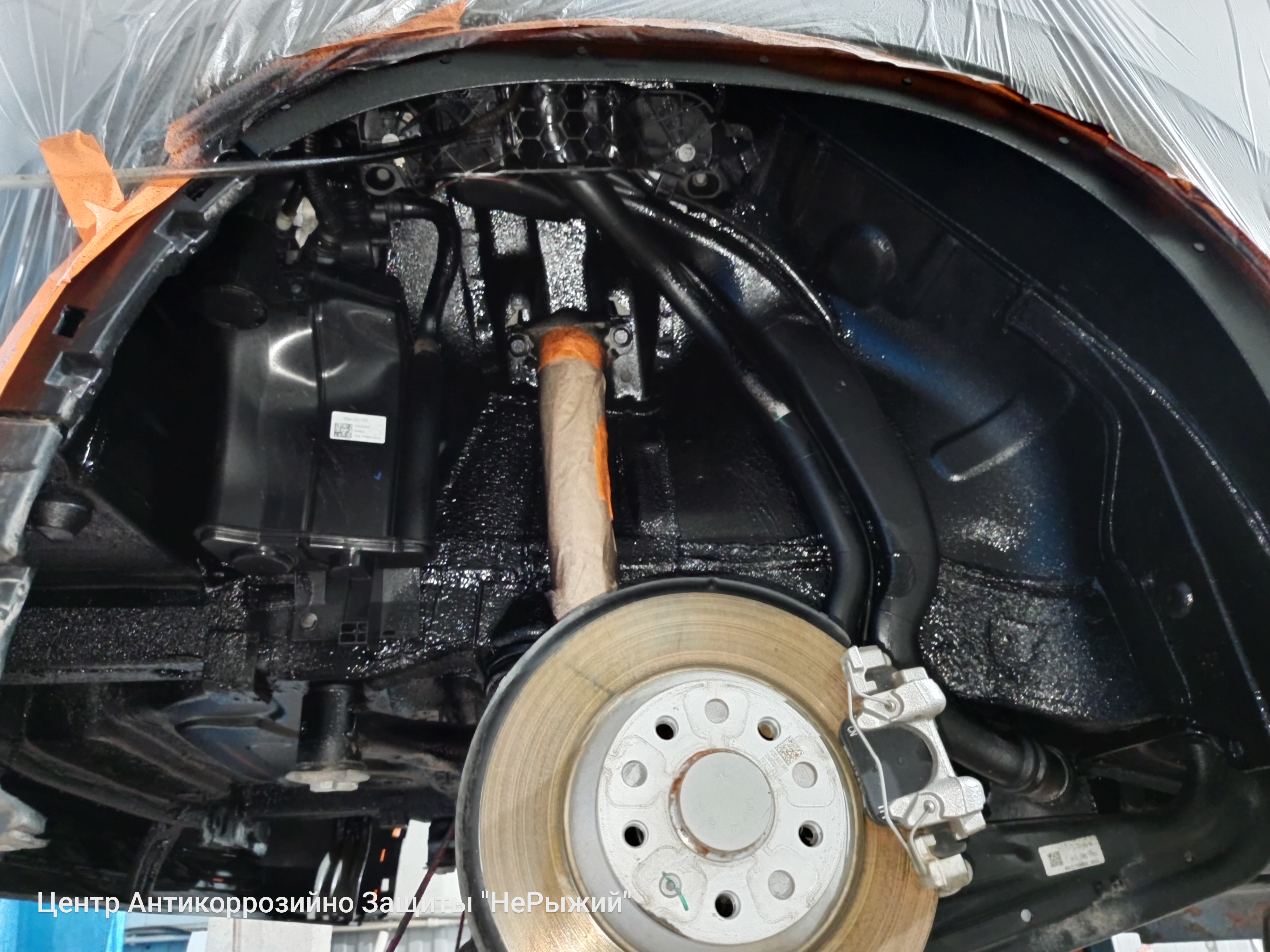 Автомобиль Volkswagen Tayron, этап: Нанесение антикоррозийного состава на обрабатываемые поверхности. Антикоррозийная обработка в Москве и МО — НеРыжий