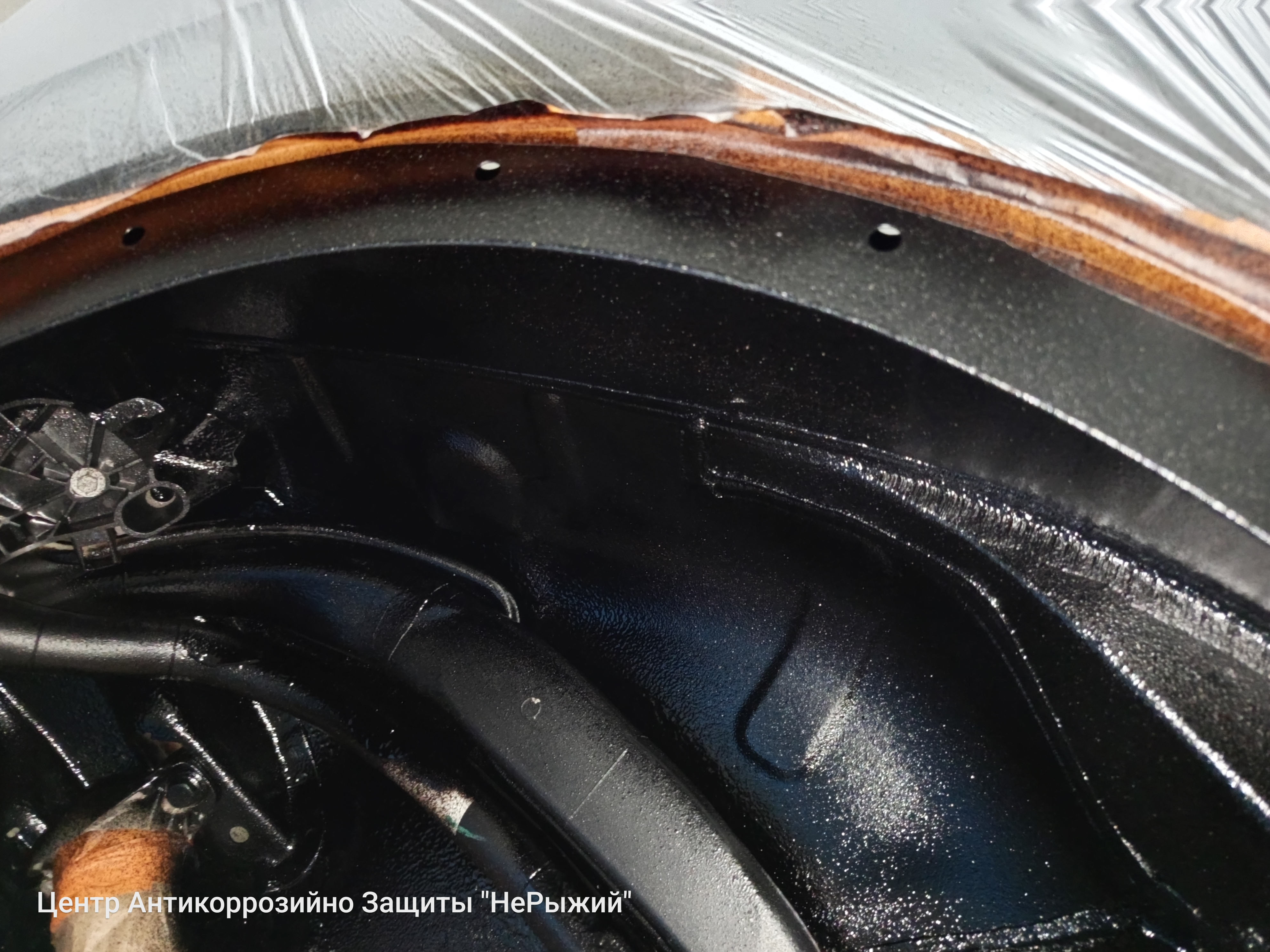 Автомобиль Volkswagen Tayron, этап: Нанесение антикоррозийного состава на обрабатываемые поверхности. Антикоррозийная обработка в Москве и МО — НеРыжий