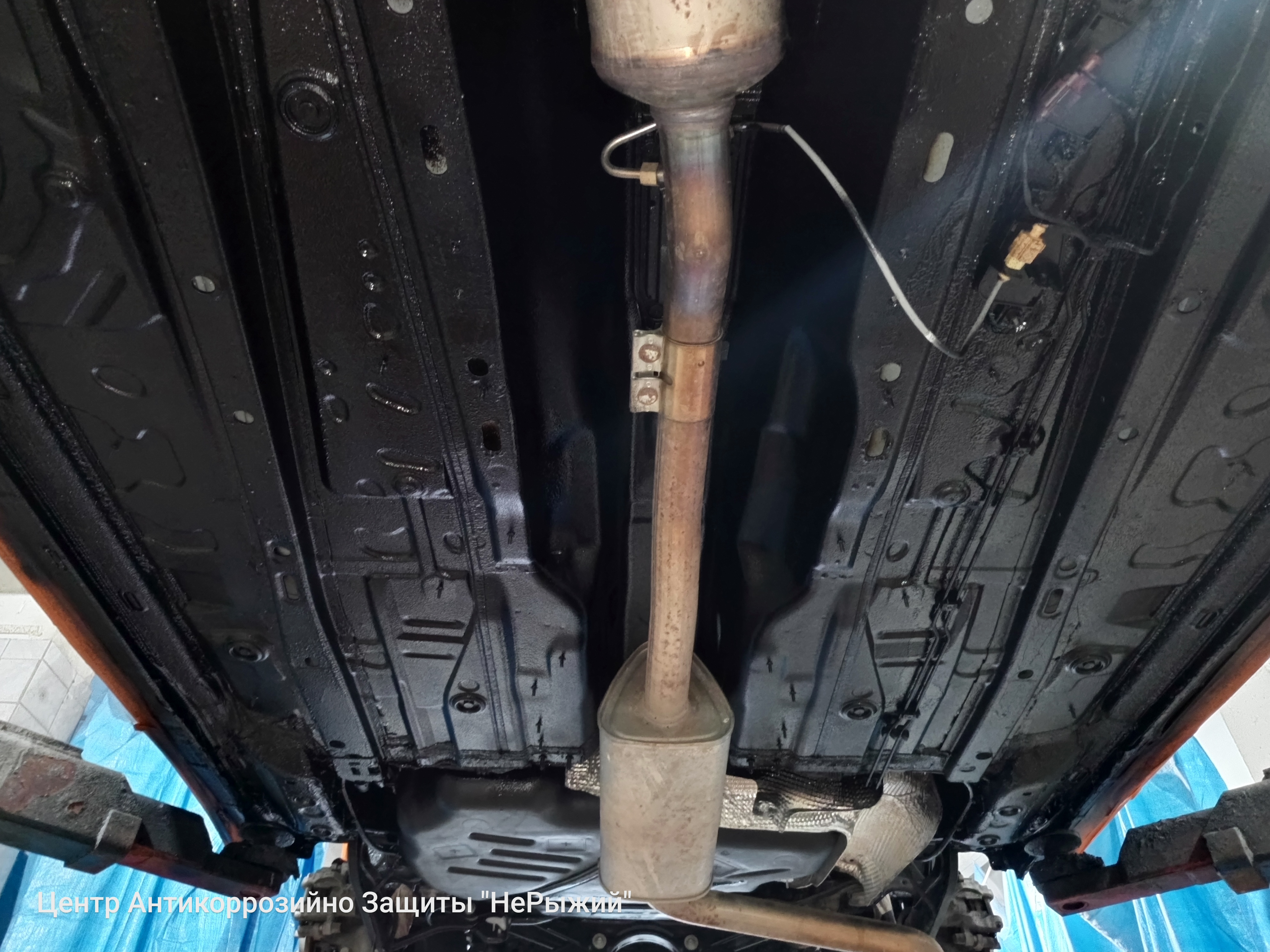 Автомобиль Volkswagen Tayron, этап: Нанесение антикоррозийного состава на обрабатываемые поверхности. Антикоррозийная обработка в Москве и МО — НеРыжий