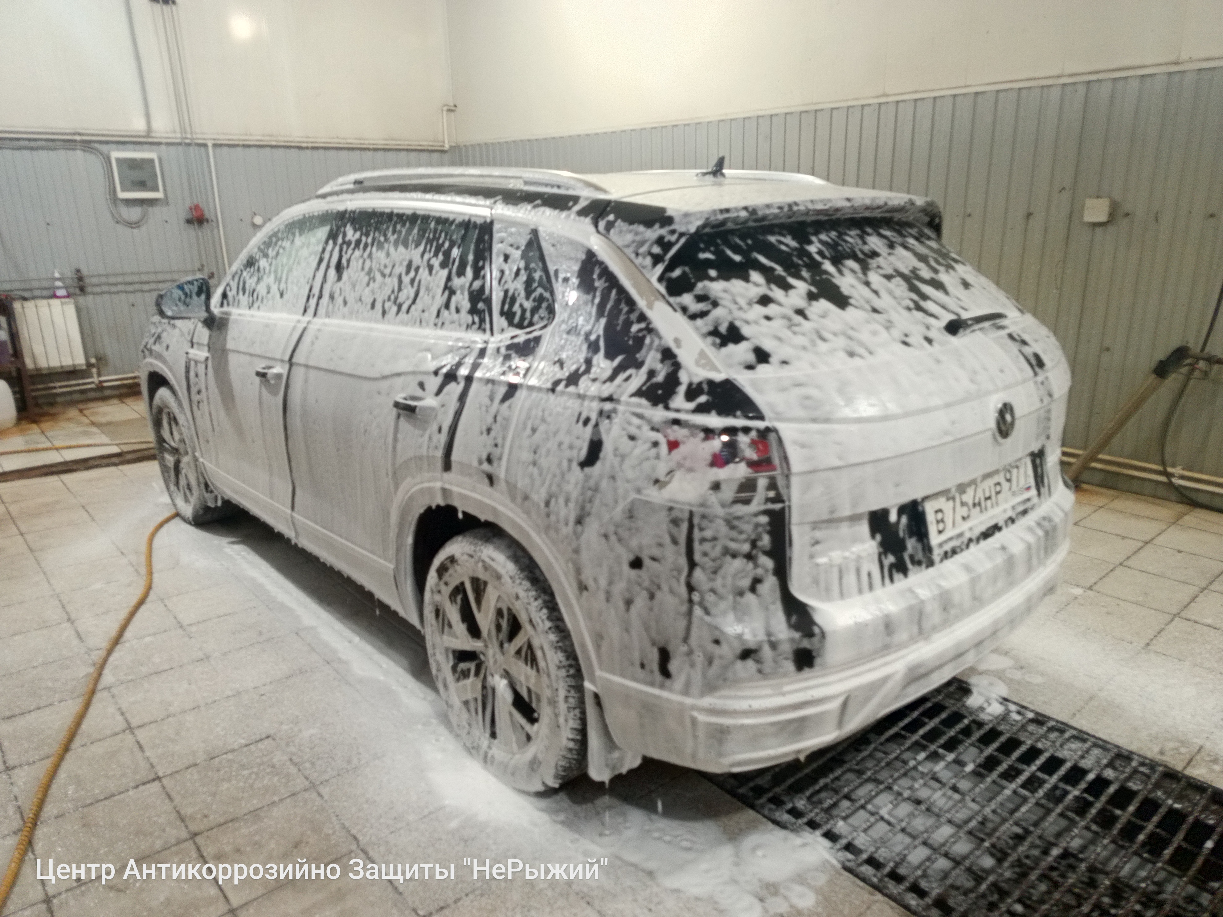 Автомобиль Volkswagen Tayron, этап: Техническая мойка кузова. Антикоррозийная обработка в Москве и МО — НеРыжий