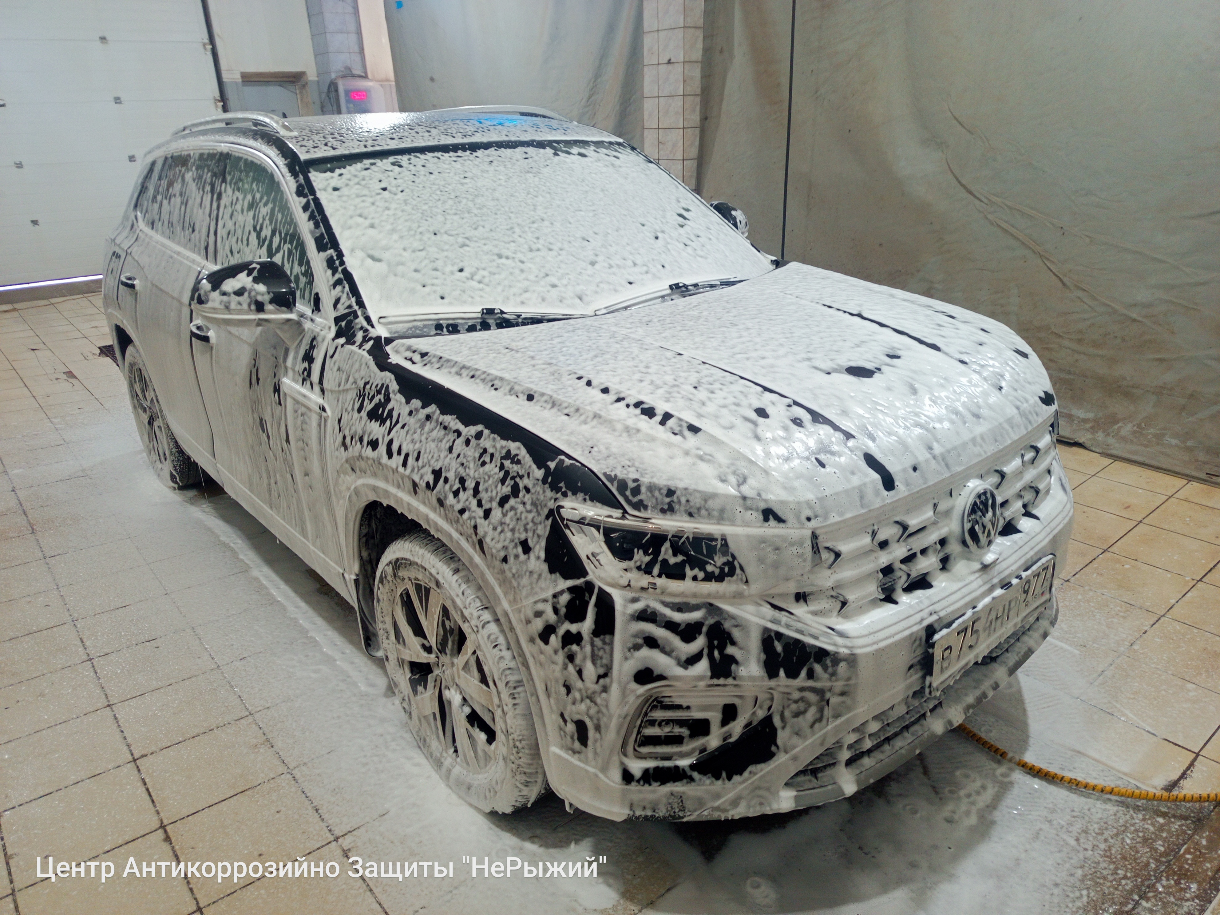 Автомобиль Volkswagen Tayron, этап: Техническая мойка кузова. Антикоррозийная обработка в Москве и МО — НеРыжий