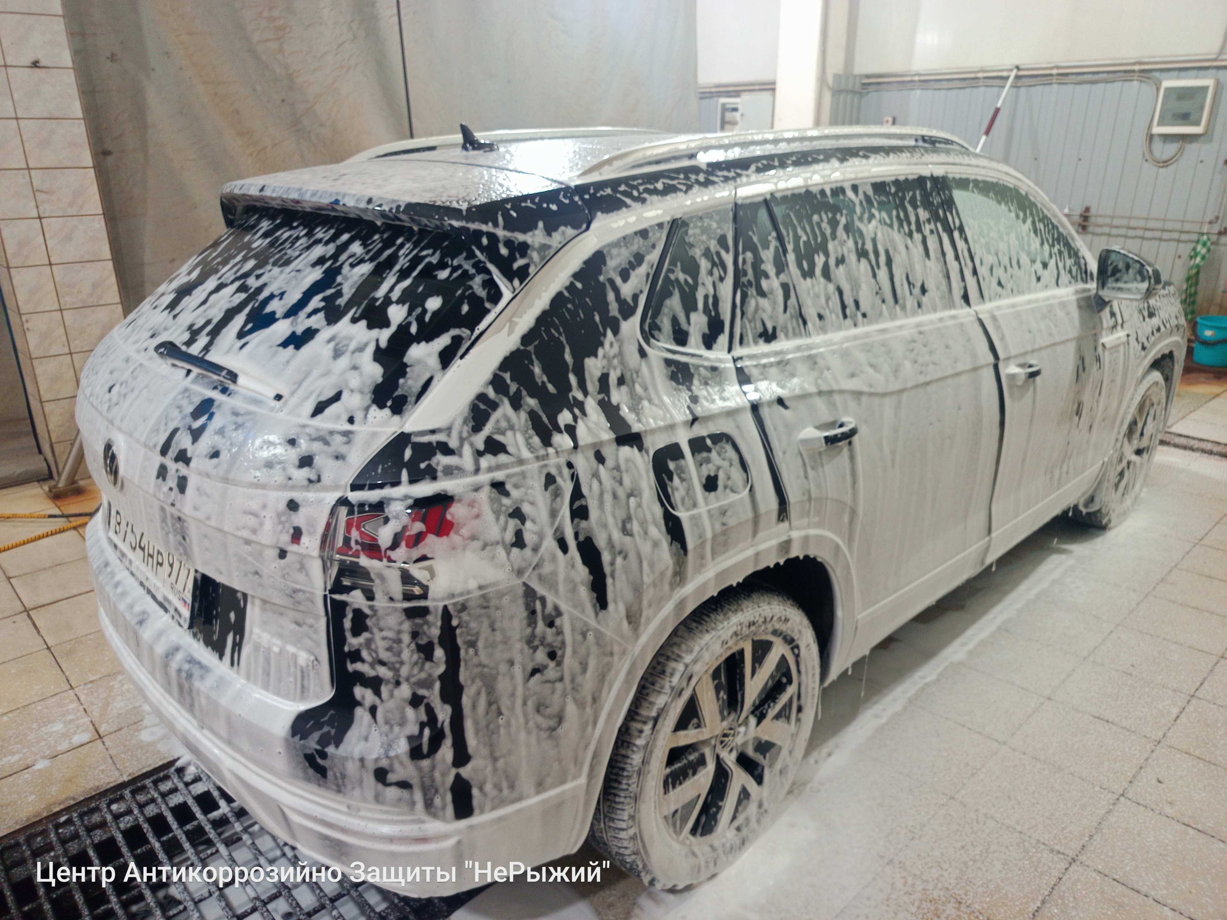 Автомобиль Volkswagen Tayron, этап: Техническая мойка кузова. Антикоррозийная обработка в Москве и МО — НеРыжий