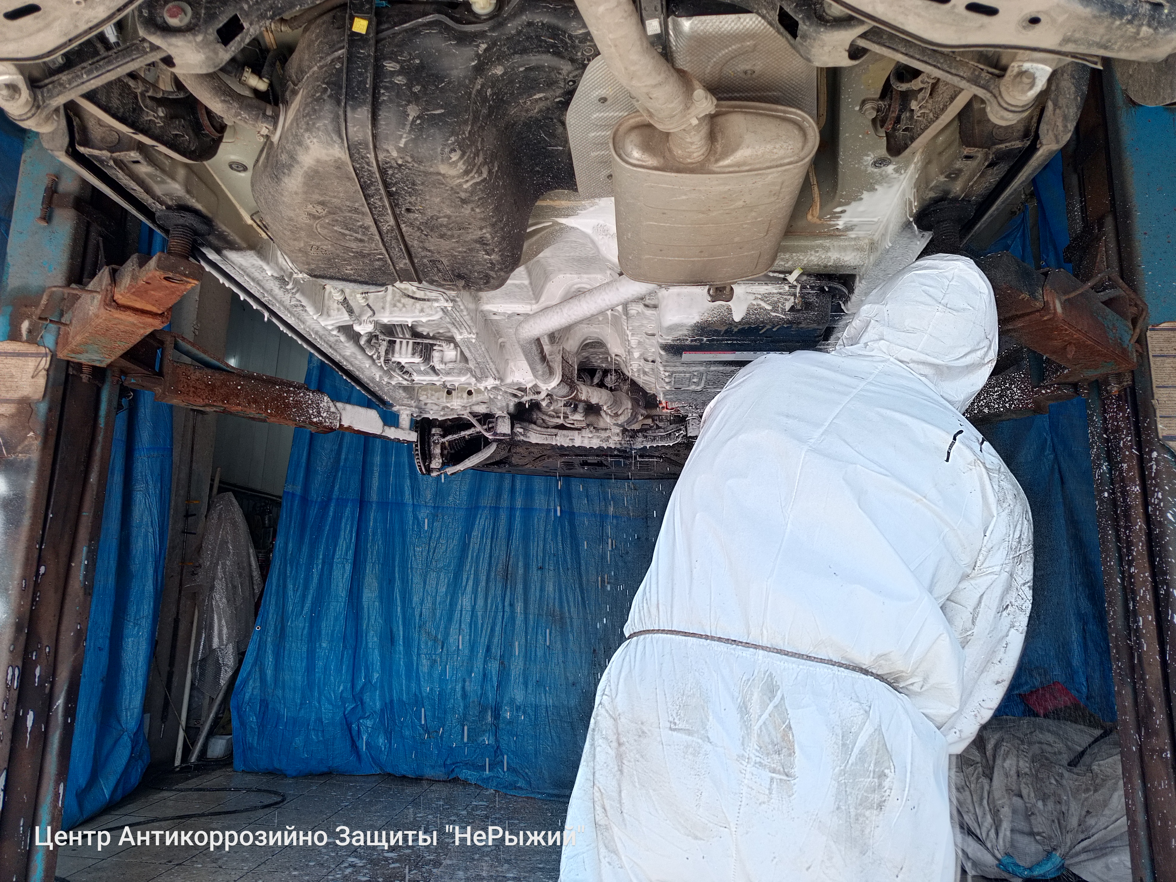 Автомобиль Kia Sorento IV (MQ4), этап: Мойка днища и арок автомобилей с пробегом более 500км и/или наличием стойких загрязнений. Антикоррозийная обработка в Москве и МО — НеРыжий