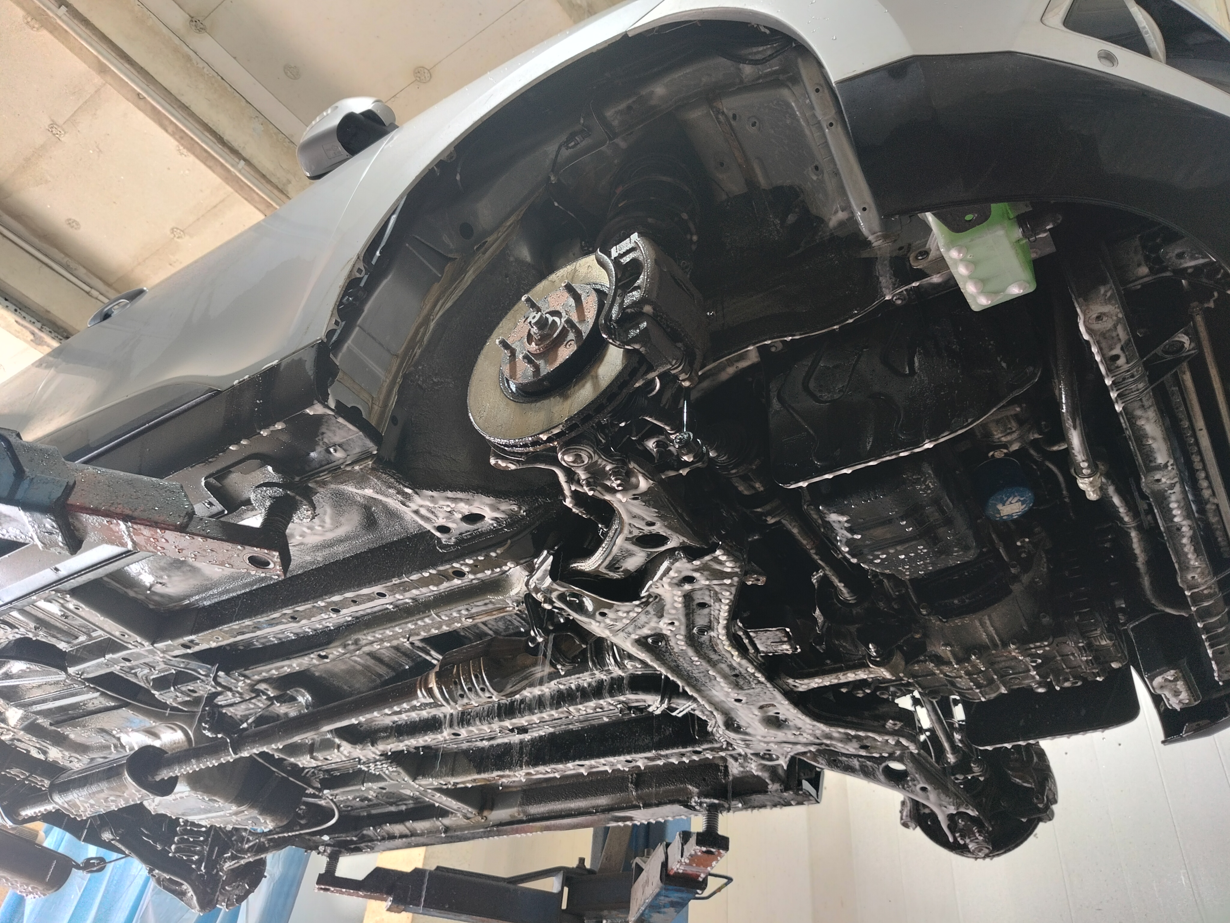 Автомобиль Hyundai ix35, этап: Мойка днища и арок автомобилей с пробегом более 500км и/или наличием стойких загрязнений. Антикоррозийная обработка в Москве и МО — НеРыжий