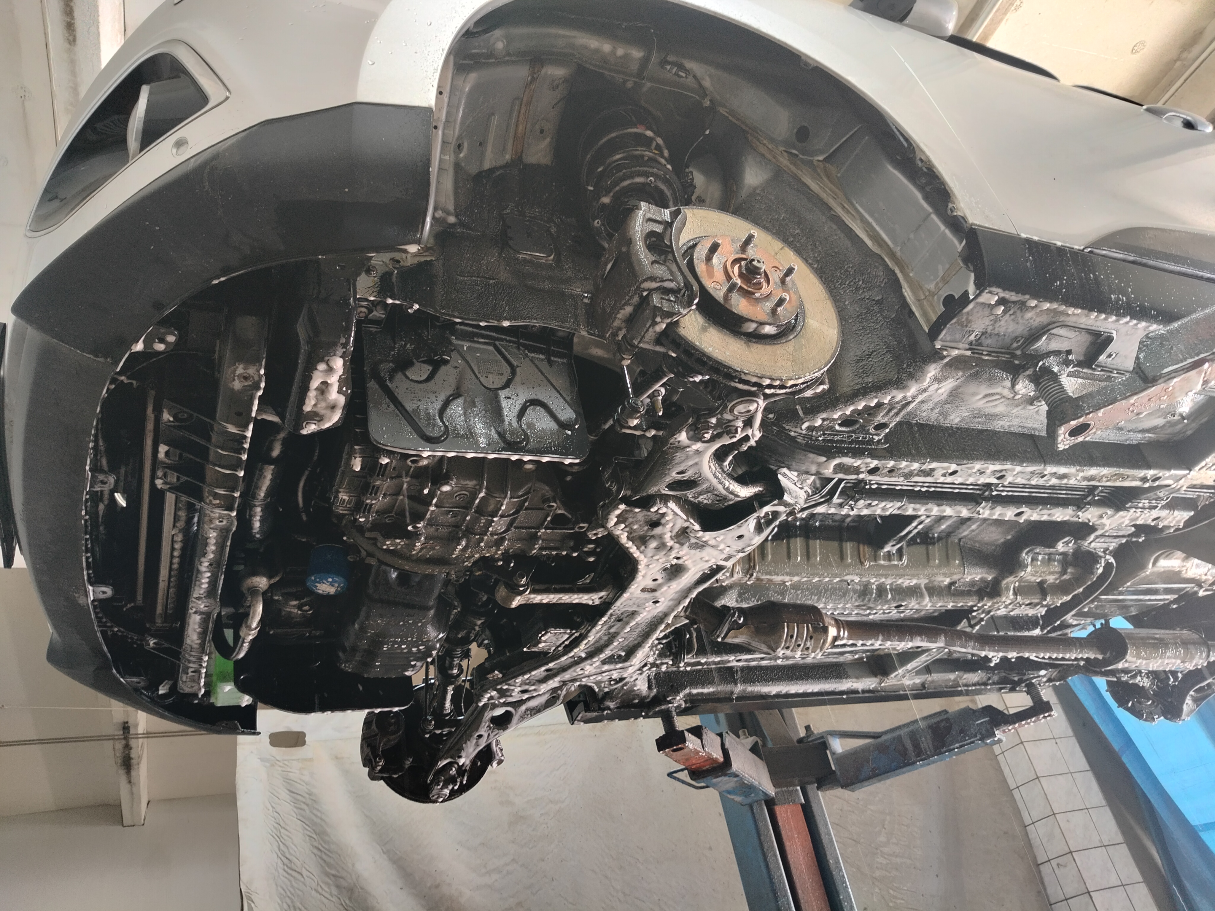 Автомобиль Hyundai ix35, этап: Мойка днища и арок автомобилей с пробегом более 500км и/или наличием стойких загрязнений. Антикоррозийная обработка в Москве и МО — НеРыжий