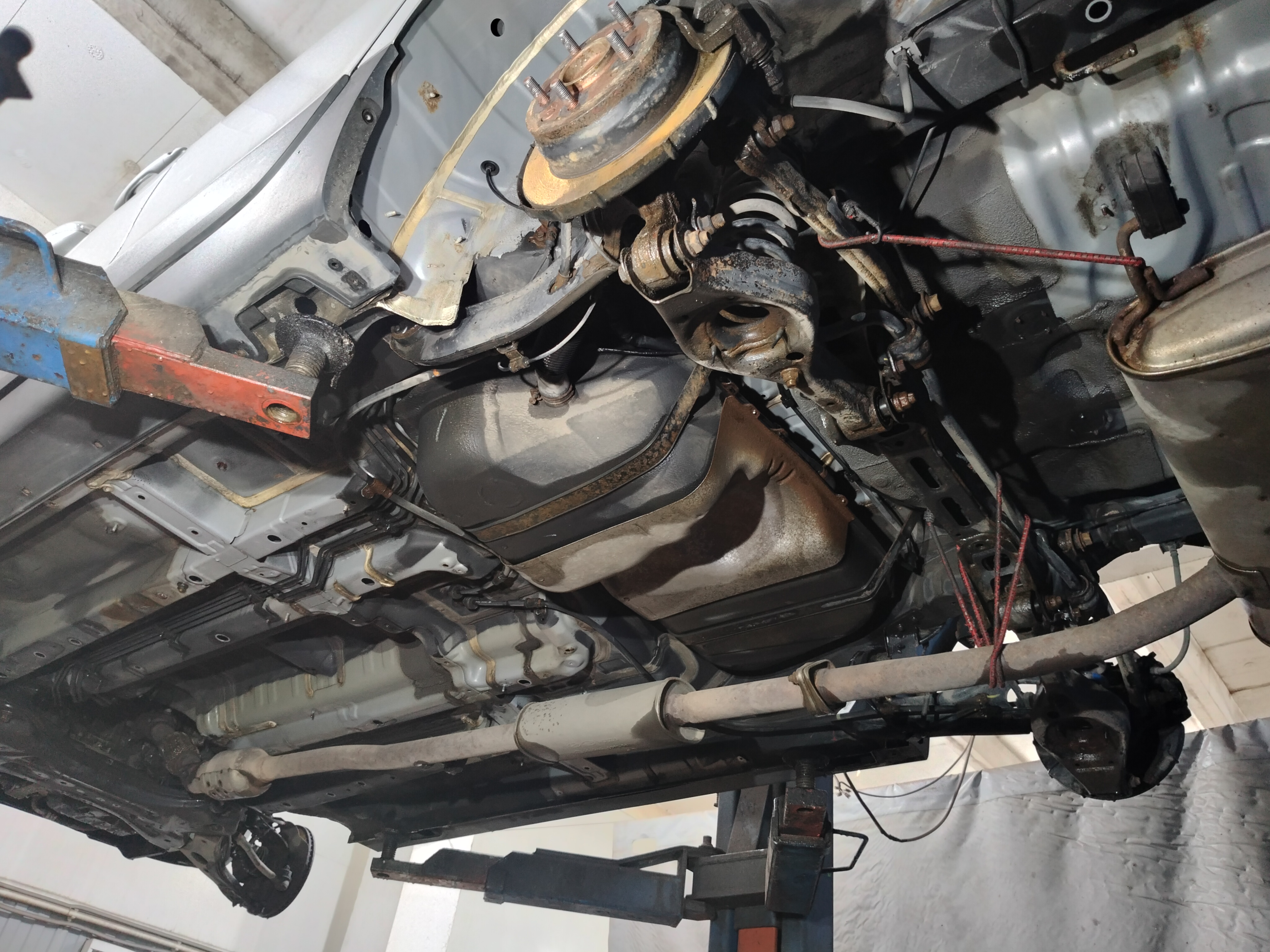 Автомобиль Hyundai ix35, этап: Мойка днища и арок автомобилей с пробегом более 500км и/или наличием стойких загрязнений. Антикоррозийная обработка в Москве и МО — НеРыжий