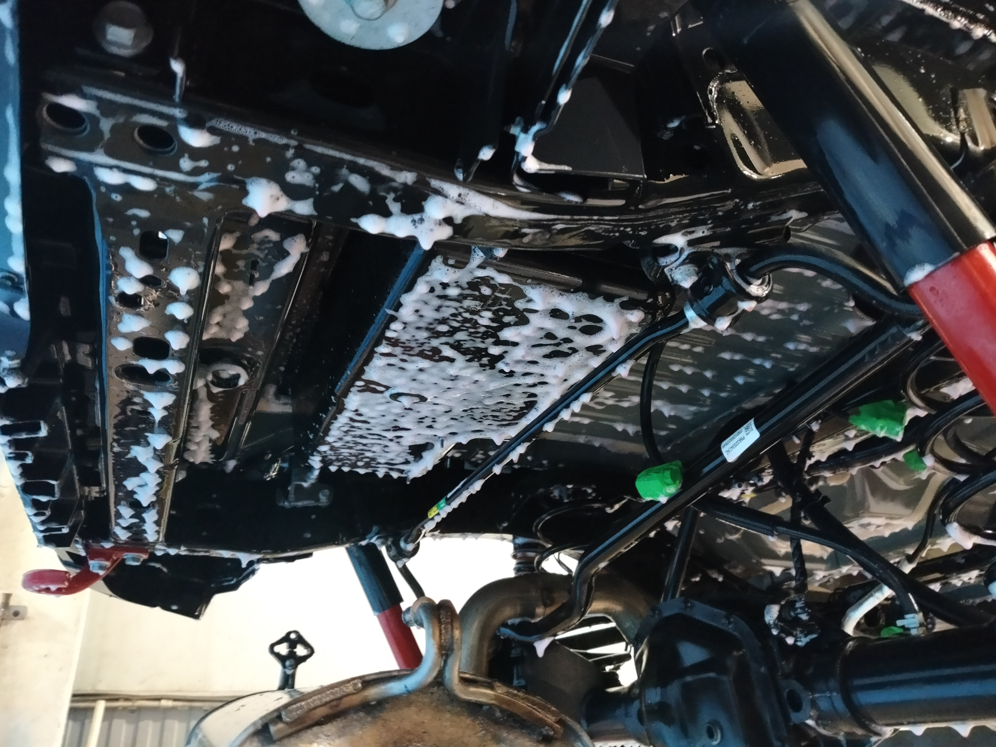 Автомобиль Jeep Wrangler IV (JL), этап: Мойка днища для новых авто до 500км. Антикоррозийная обработка в Москве и МО — НеРыжий