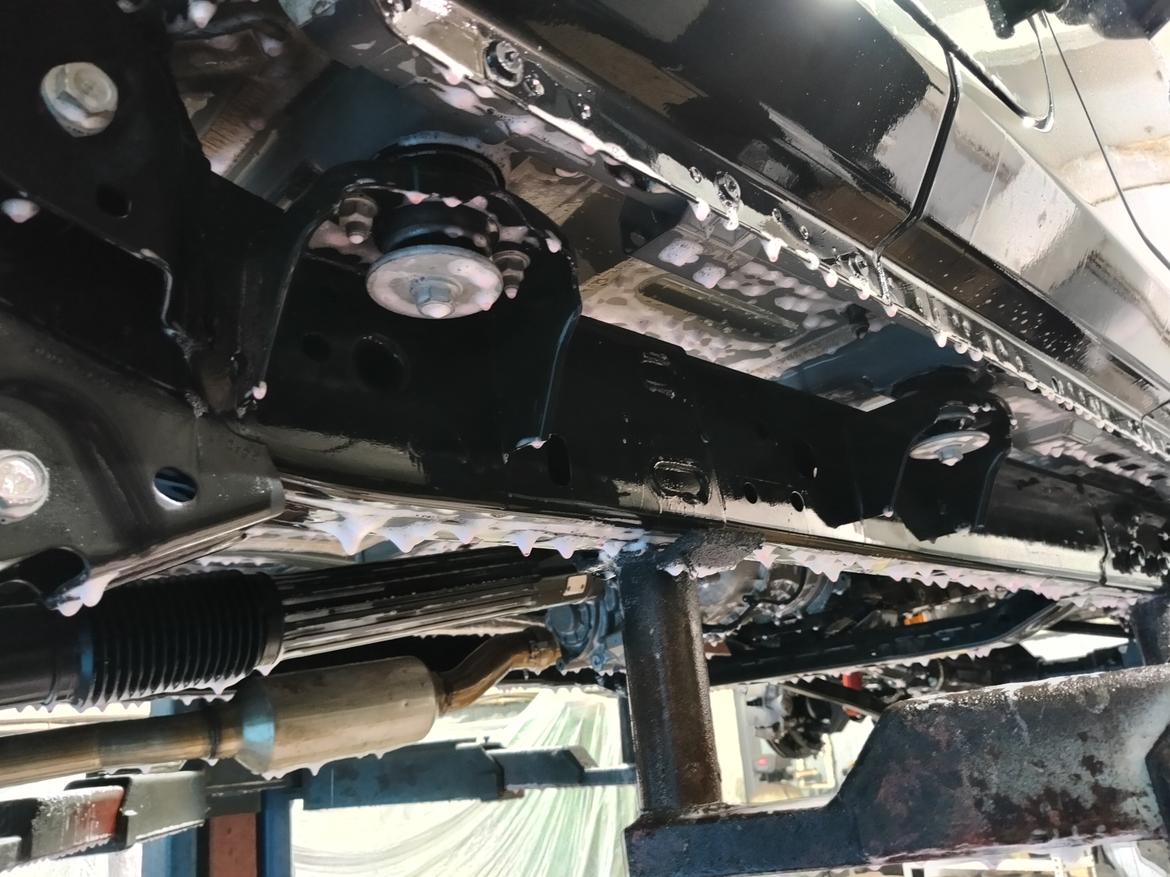 Автомобиль Jeep Wrangler IV (JL), этап: Мойка днища для новых авто до 500км. Антикоррозийная обработка в Москве и МО — НеРыжий