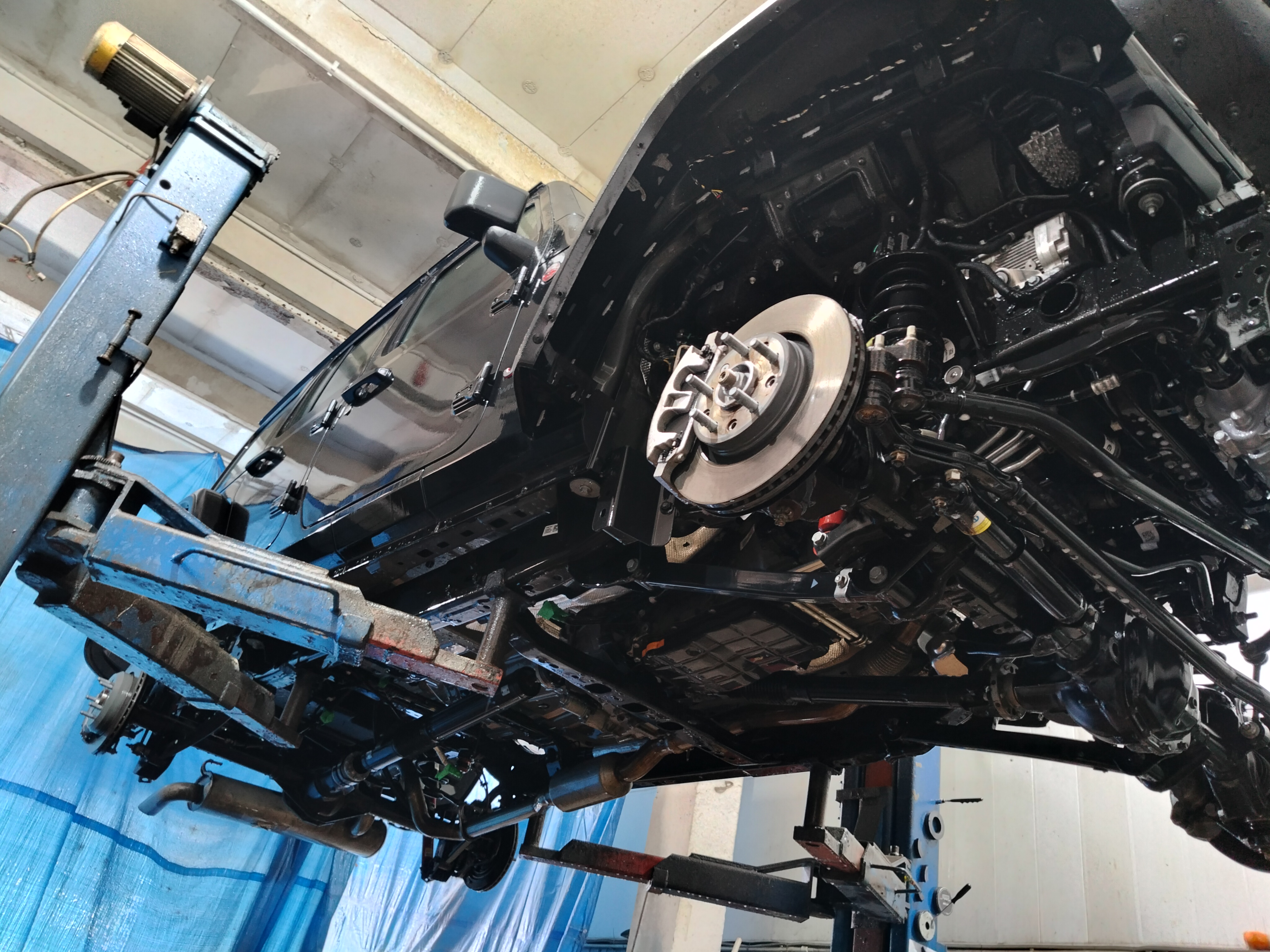 Автомобиль Jeep Wrangler IV (JL), этап: Мойка днища для новых авто до 500км. Антикоррозийная обработка в Москве и МО — НеРыжий