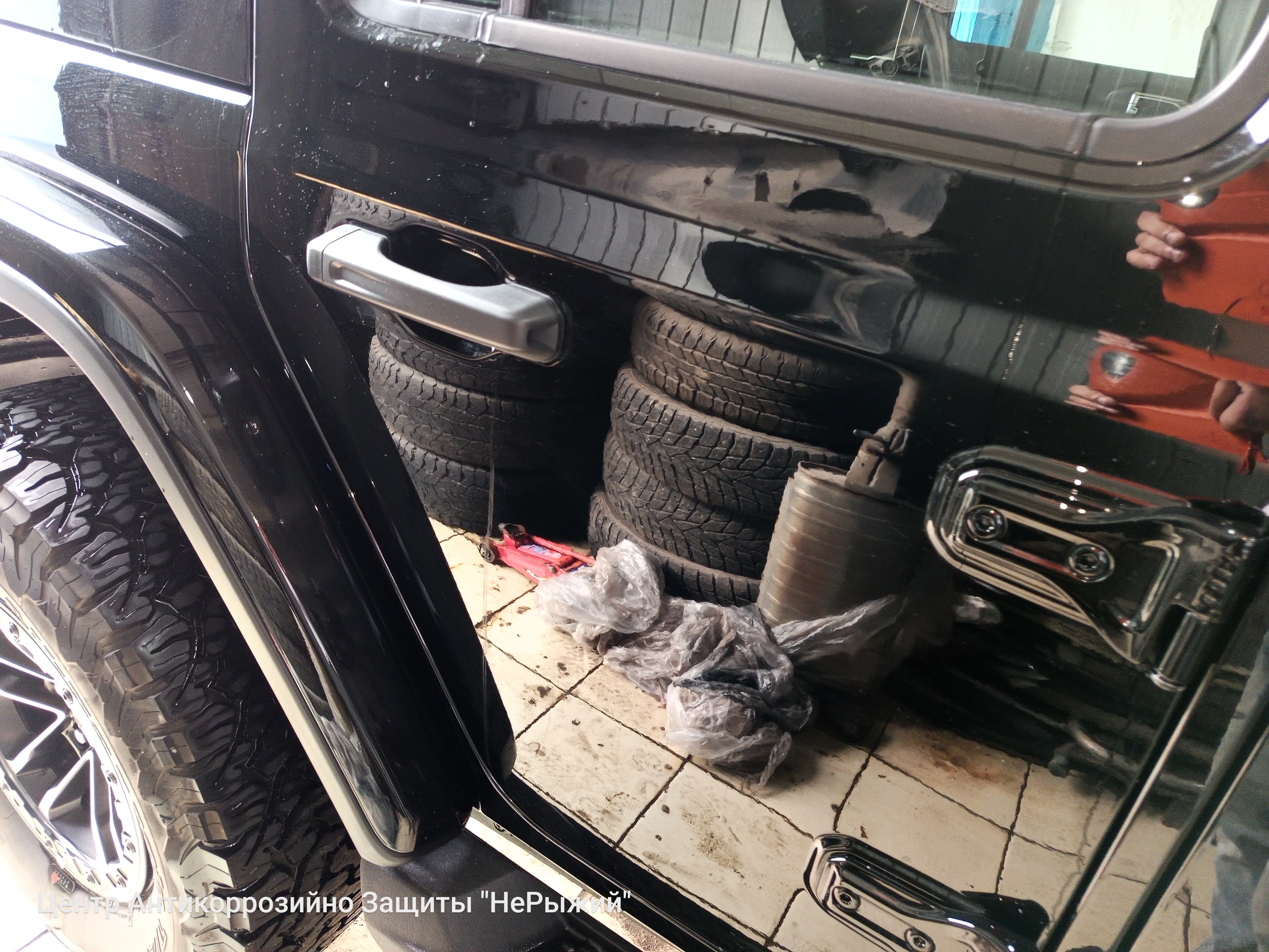 Автомобиль Jeep Wrangler IV (JL), этап: Техническая мойка кузова. Антикоррозийная обработка в Москве и МО — НеРыжий