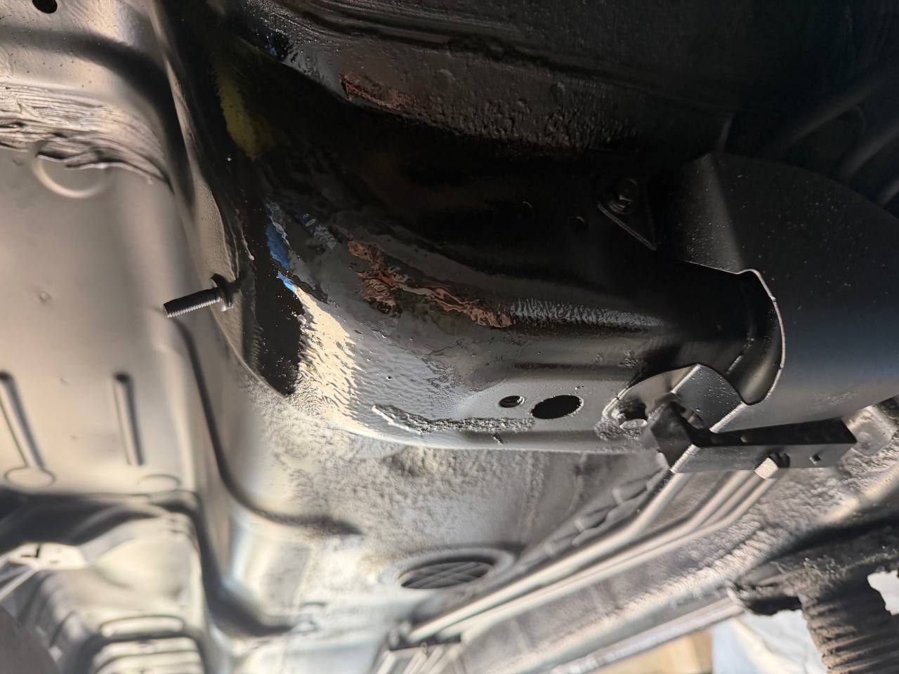 Автомобиль Mitsubishi Outlander XL, этап: Окрашивание загрунтованных поверхностей. Антикоррозийная обработка в Москве и МО — НеРыжий