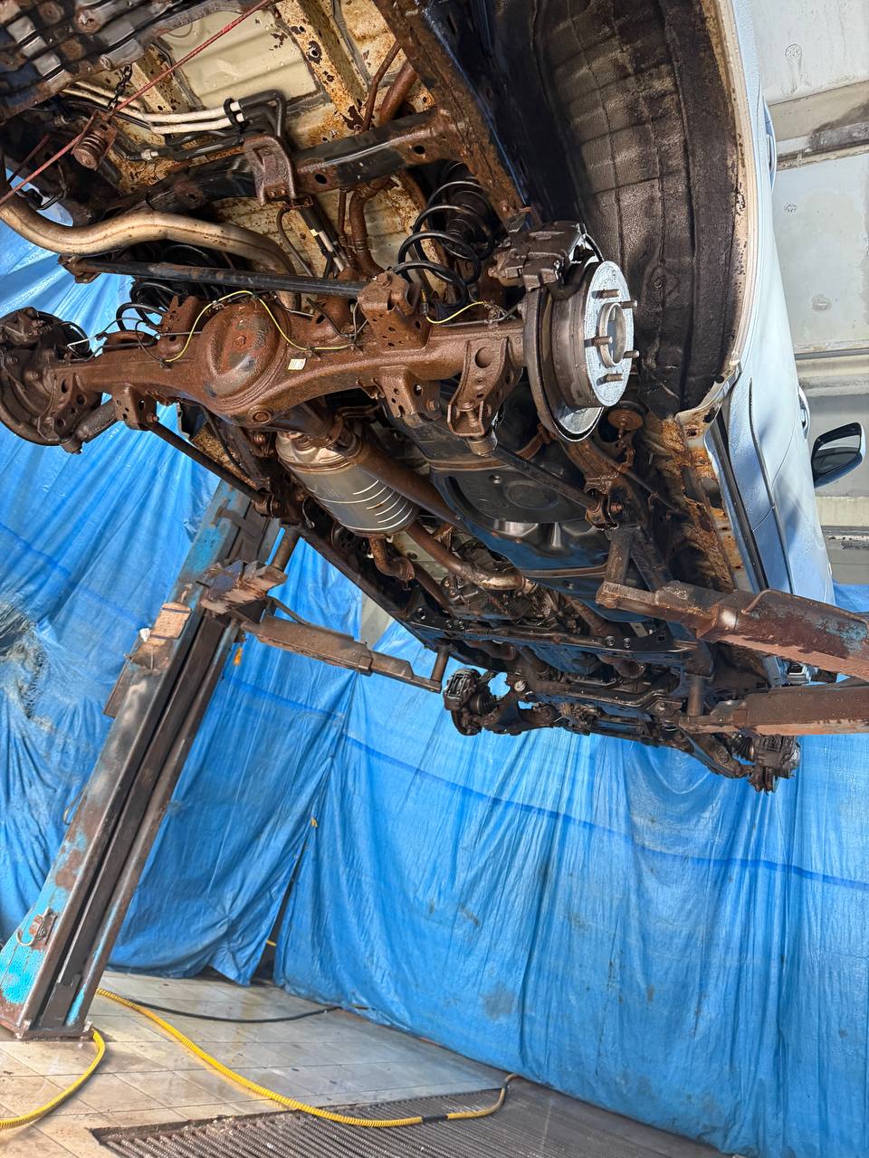 Автомобиль Toyota Land Cruiser 200, этап: Мойка днища и арок автомобилей с пробегом более 500км и/или наличием стойких загрязнений. Антикоррозийная обработка в Москве и МО — НеРыжий