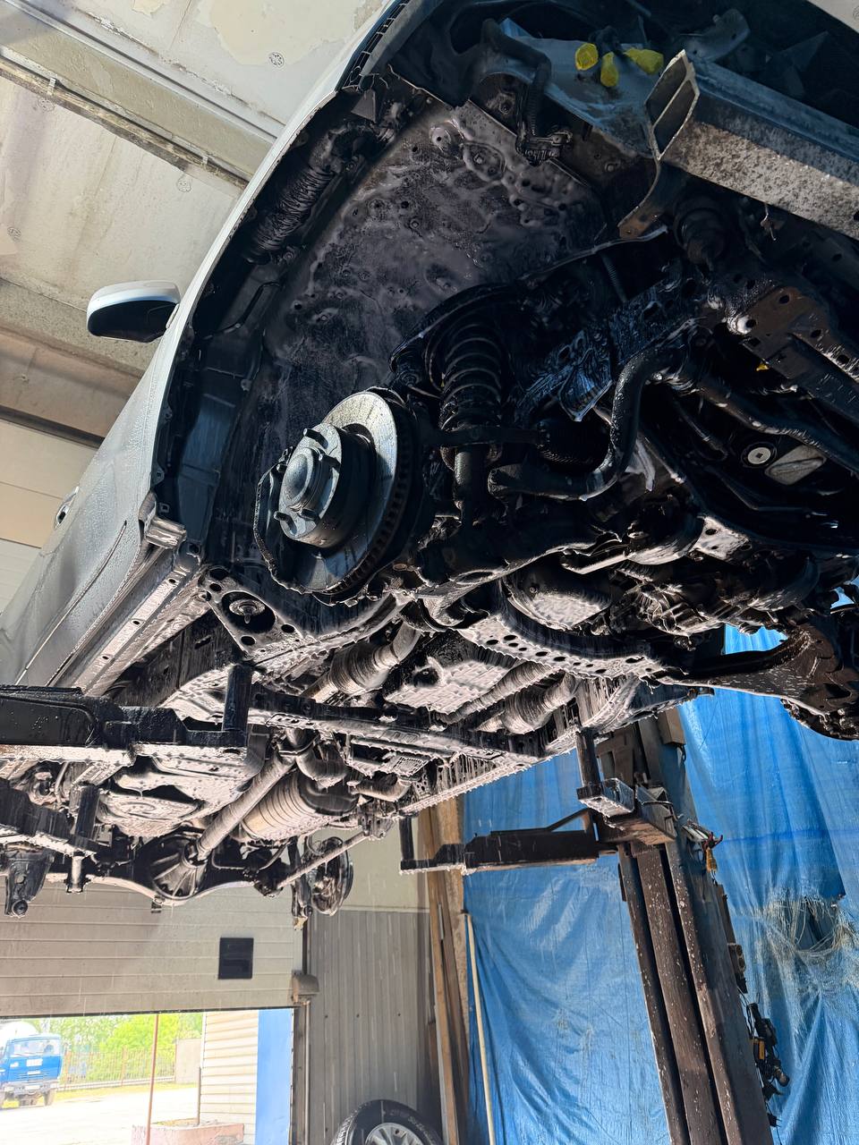 Автомобиль Toyota Land Cruiser 200, этап: Мойка днища и арок автомобилей с пробегом более 500км и/или наличием стойких загрязнений. Антикоррозийная обработка в Москве и МО — НеРыжий
