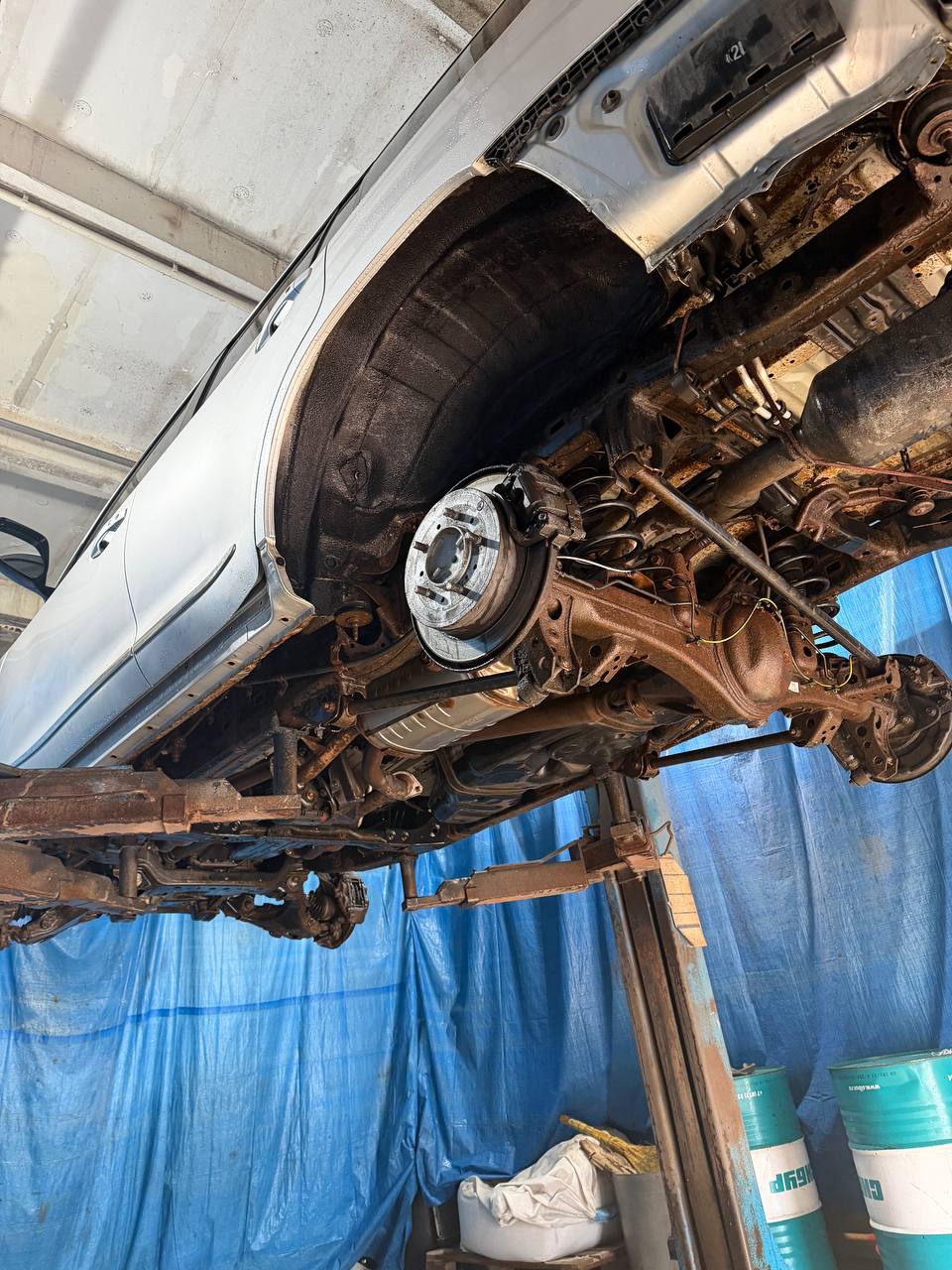 Автомобиль Toyota Land Cruiser 200, этап: Мойка днища и арок автомобилей с пробегом более 500км и/или наличием стойких загрязнений. Антикоррозийная обработка в Москве и МО — НеРыжий