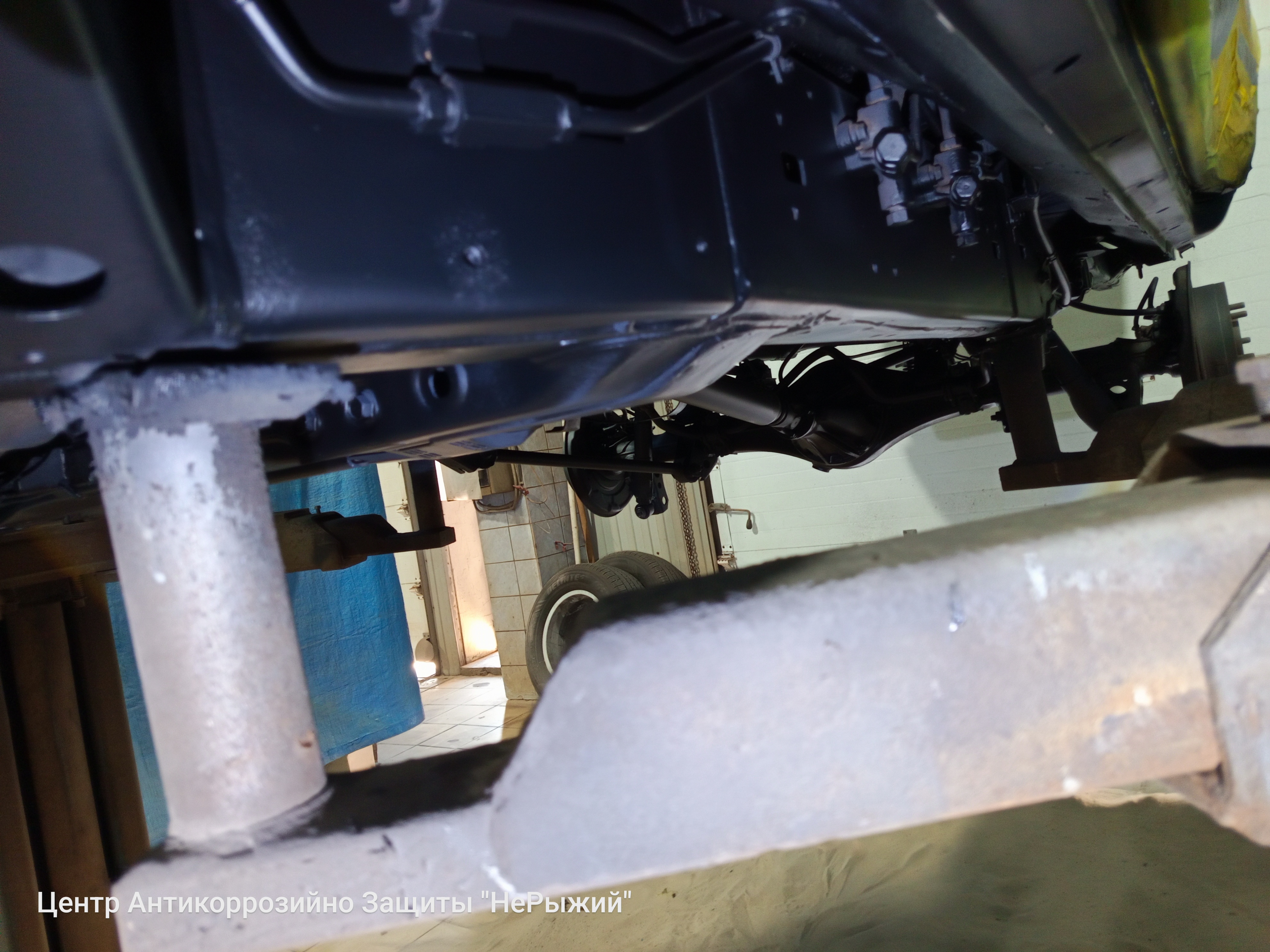 Автомобиль Toyota Land Cruiser 200, этап: Грунтование очищенных поверхностей. Антикоррозийная обработка в Москве и МО — НеРыжий