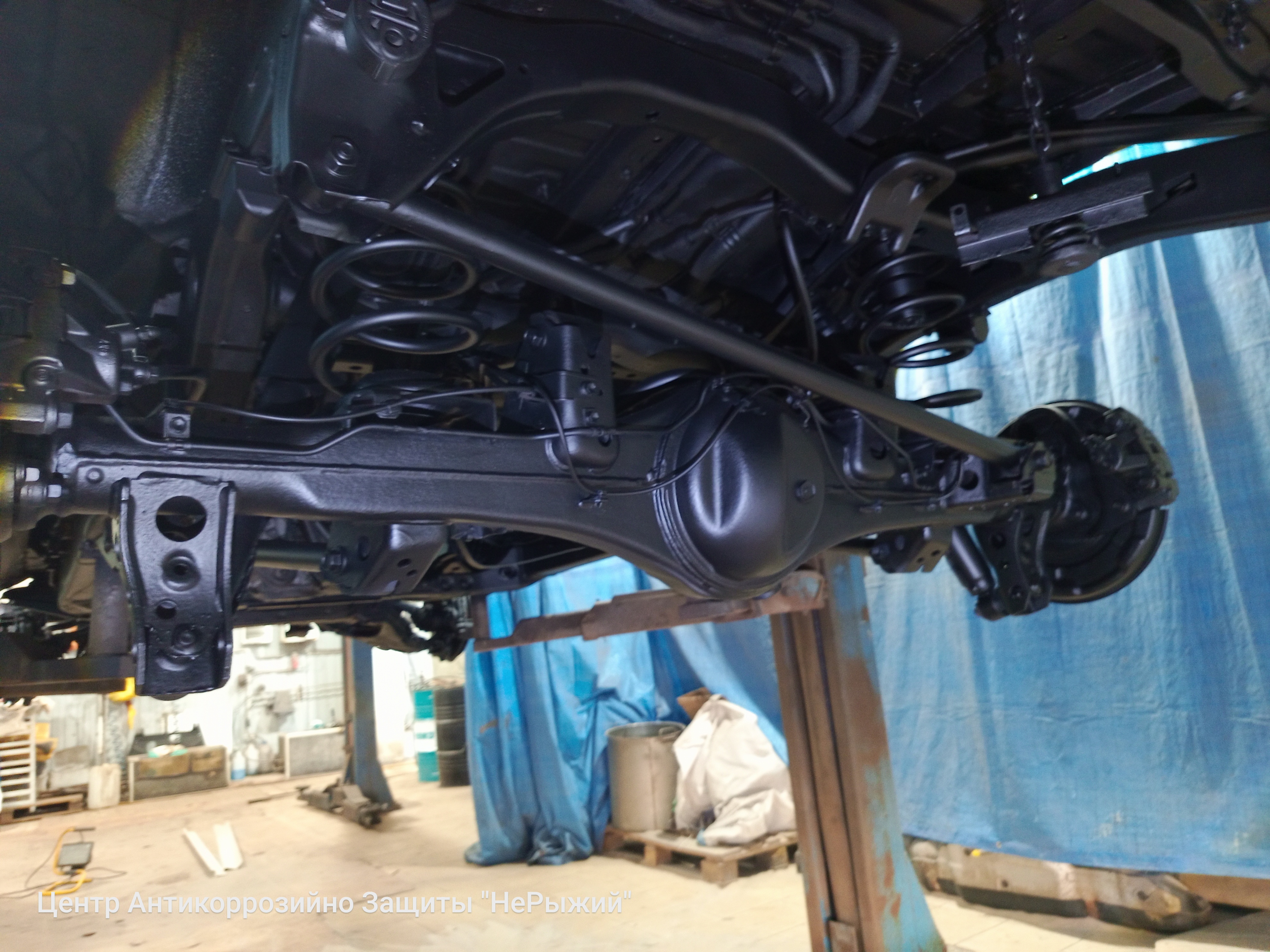 Автомобиль Toyota Land Cruiser 200, этап: Грунтование очищенных поверхностей. Антикоррозийная обработка в Москве и МО — НеРыжий