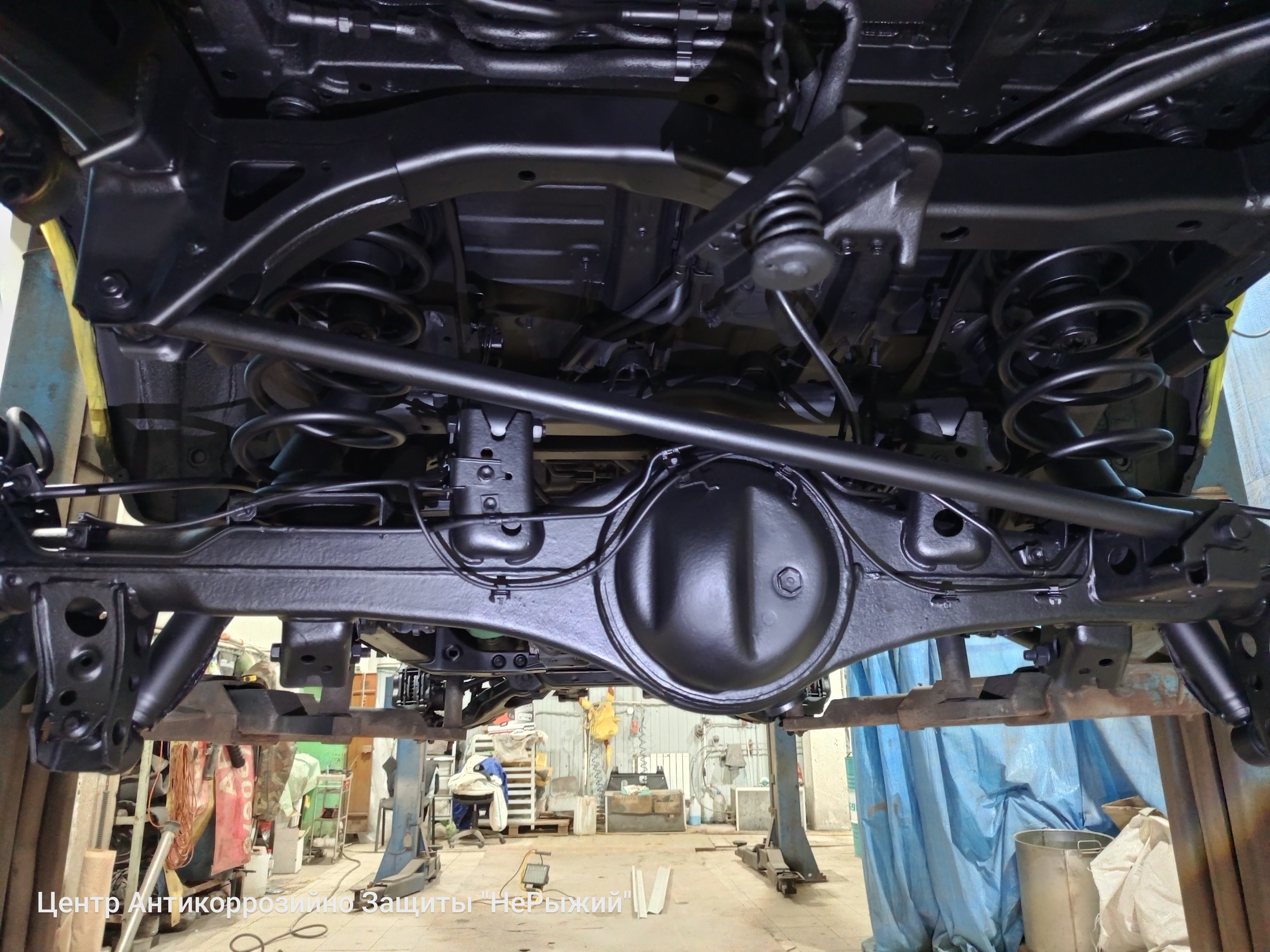 Автомобиль Toyota Land Cruiser 200, этап: Грунтование очищенных поверхностей. Антикоррозийная обработка в Москве и МО — НеРыжий