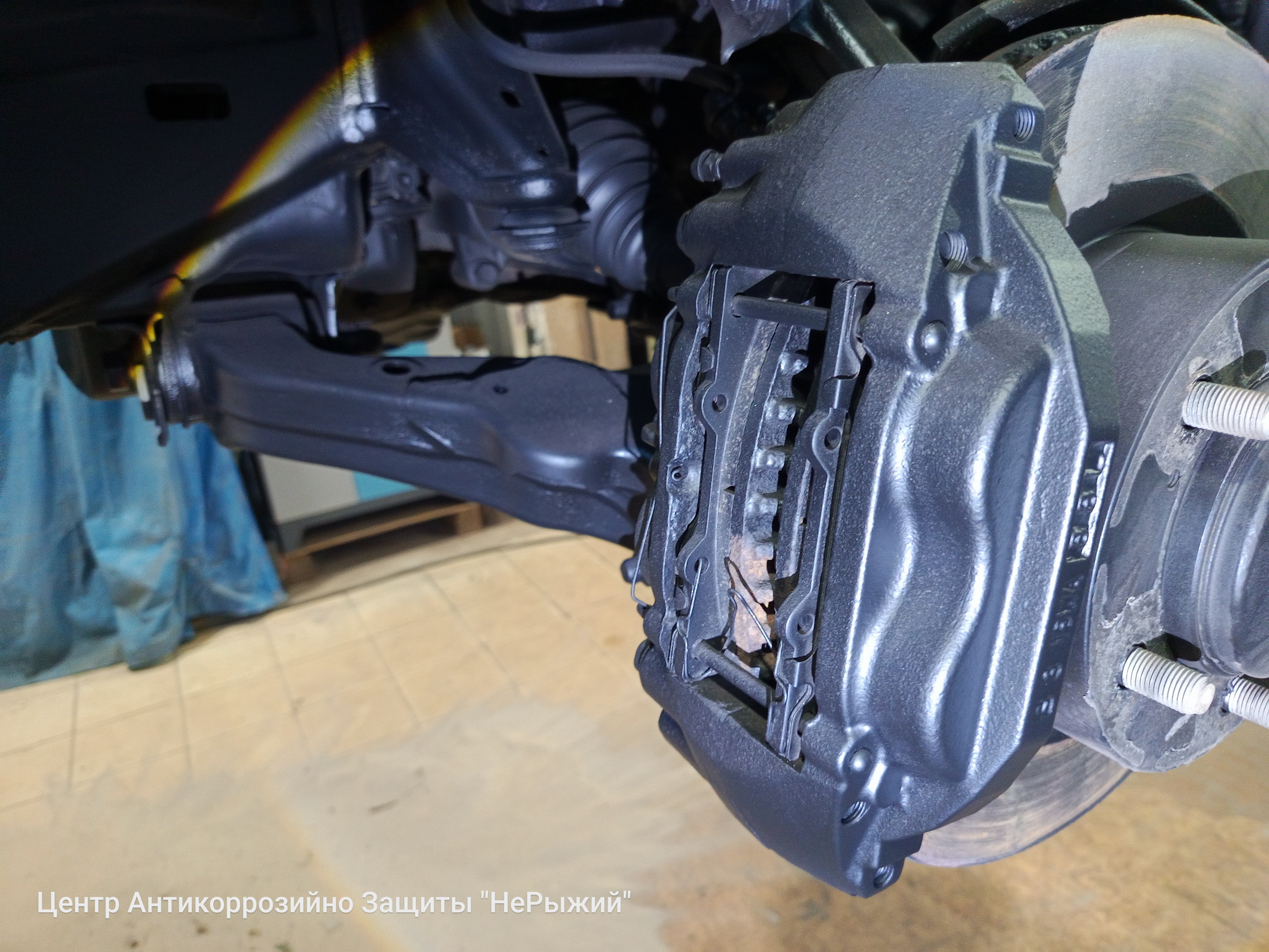 Автомобиль Toyota Land Cruiser 200, этап: Грунтование очищенных поверхностей. Антикоррозийная обработка в Москве и МО — НеРыжий