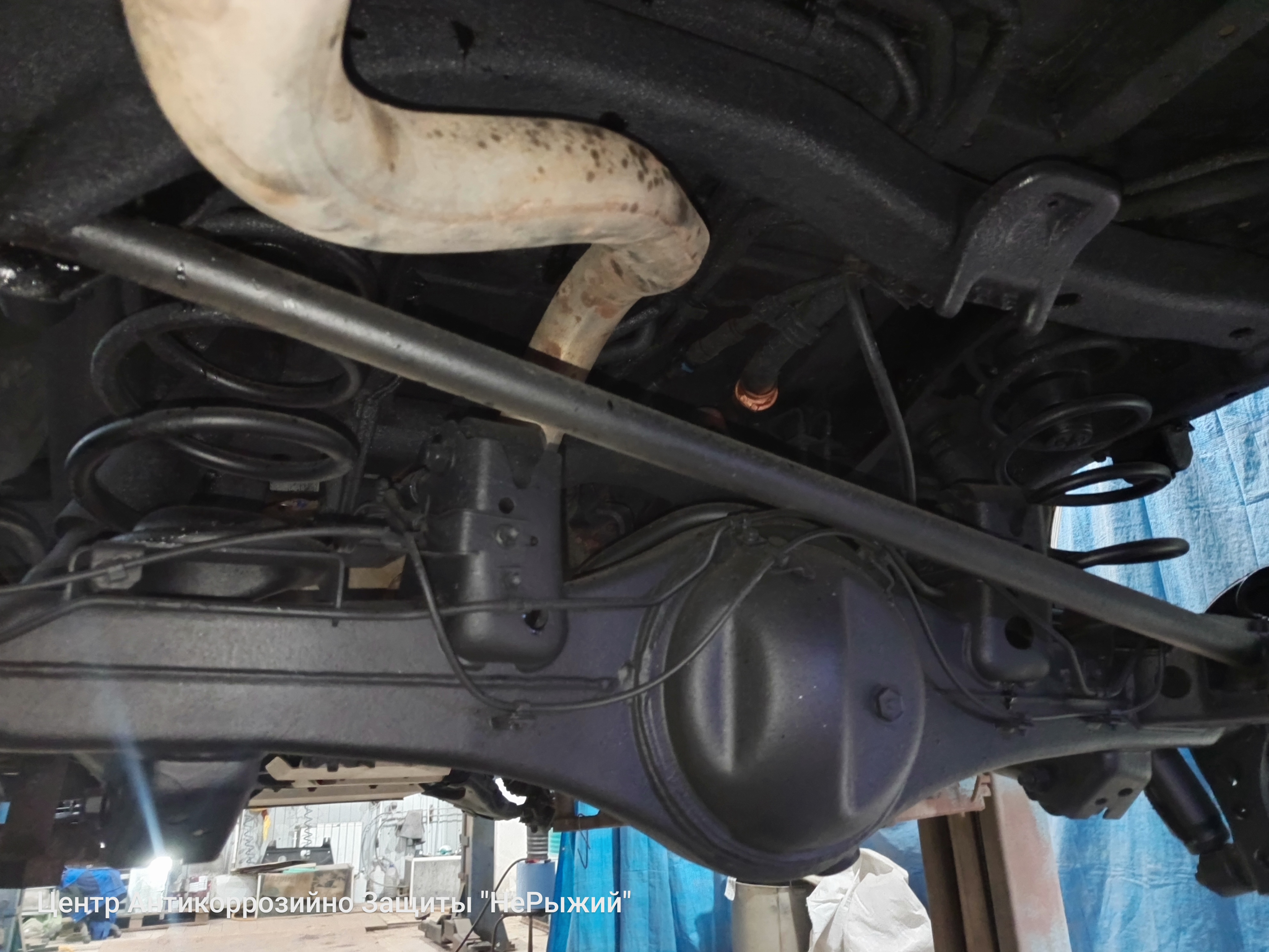 Автомобиль Toyota Land Cruiser 200, этап: Распыляемый герметик. Антикоррозийная обработка в Москве и МО — НеРыжий