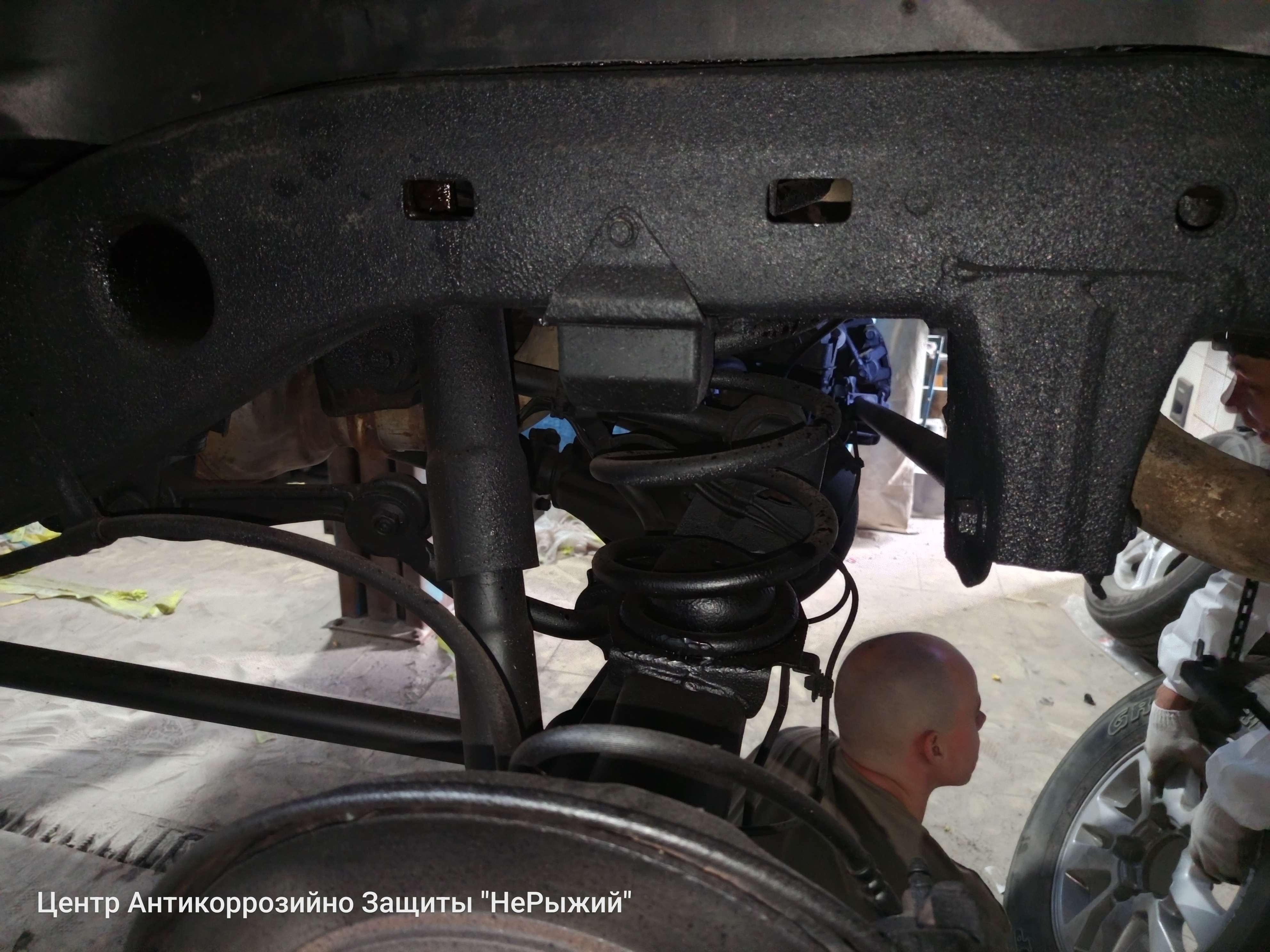 Автомобиль Toyota Land Cruiser 200, этап: Распыляемый герметик. Антикоррозийная обработка в Москве и МО — НеРыжий