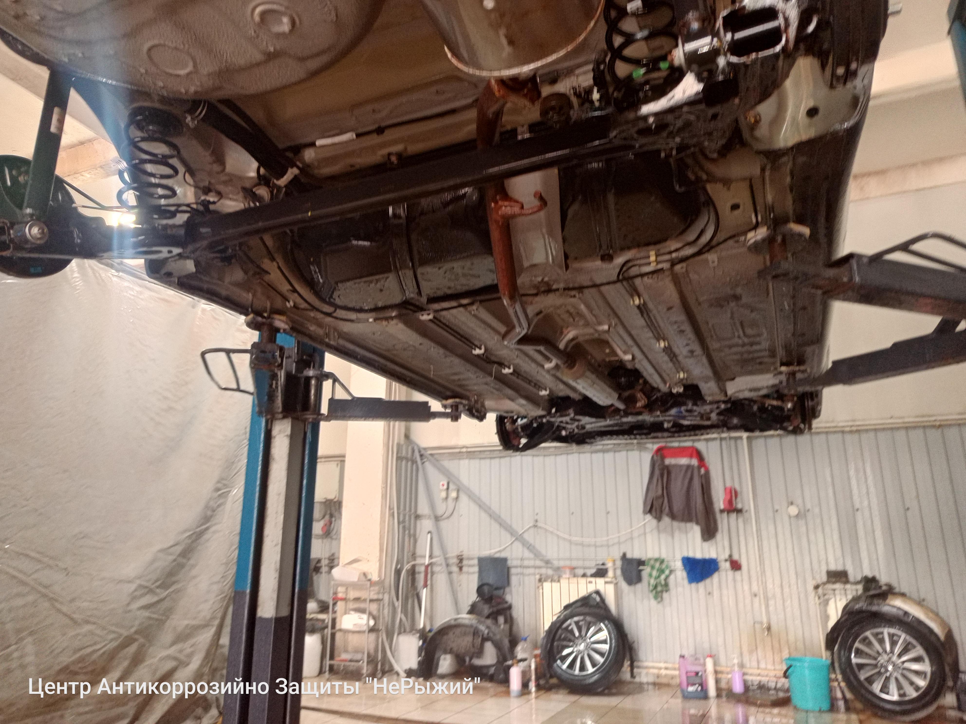 Автомобиль Toyota BZ4X, этап: Мойка днища для новых авто до 500км. Антикоррозийная обработка в Москве и МО — НеРыжий