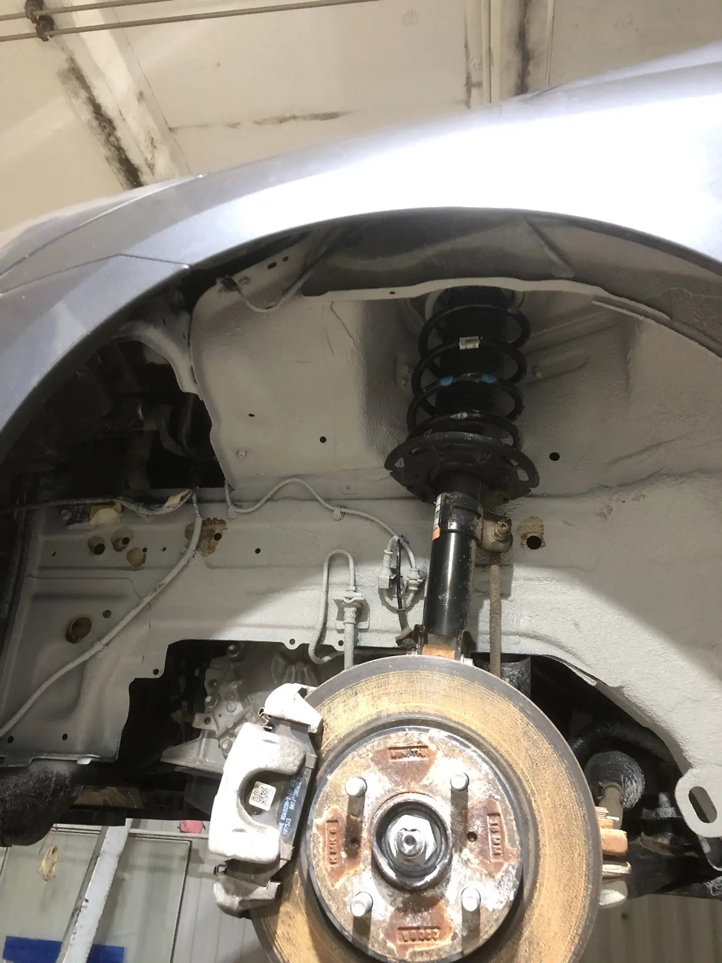 Автомобиль Toyota BZ4X, этап: Обработка скрытых полостей.. Антикоррозийная обработка в Москве и МО — НеРыжий