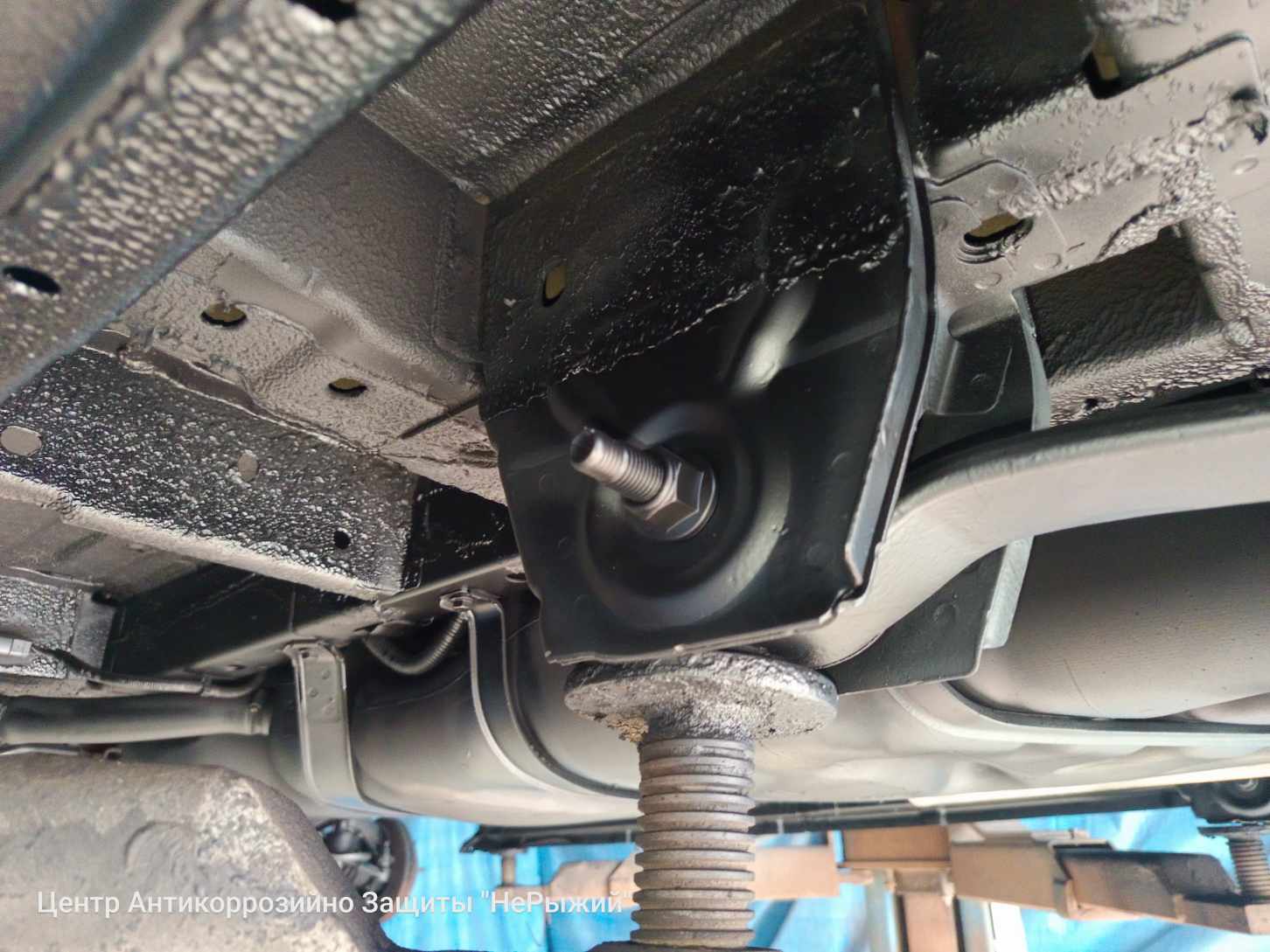Автомобиль Ford Transit IV, этап: Окрашивание загрунтованных поверхностей. Антикоррозийная обработка в Москве и МО — НеРыжий