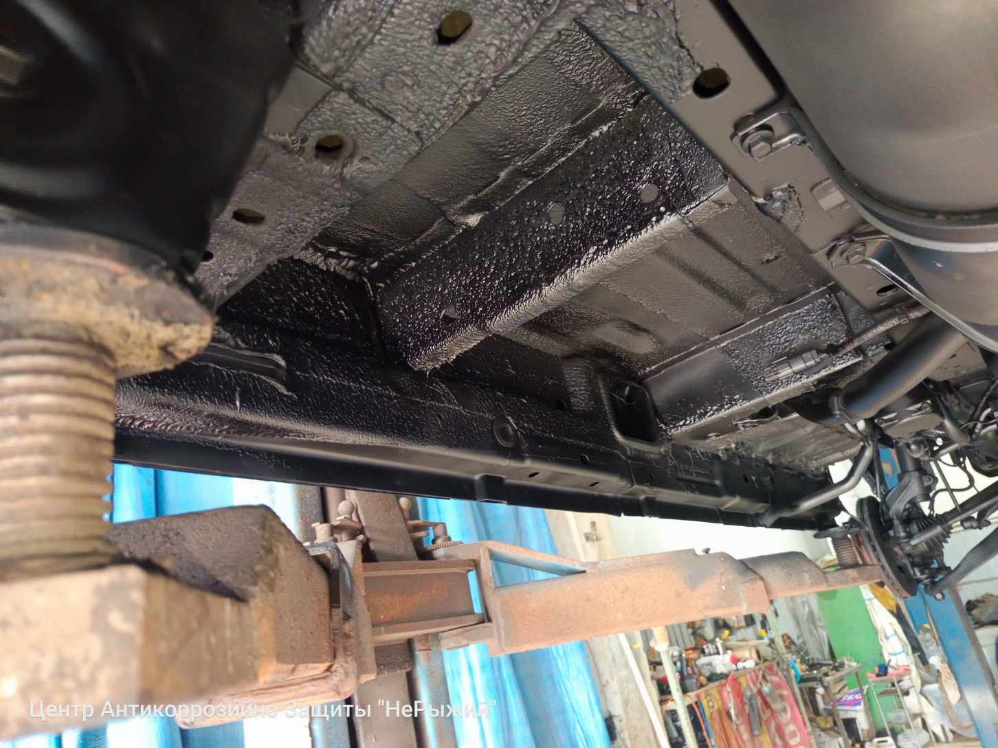 Автомобиль Ford Transit IV, этап: Окрашивание загрунтованных поверхностей. Антикоррозийная обработка в Москве и МО — НеРыжий